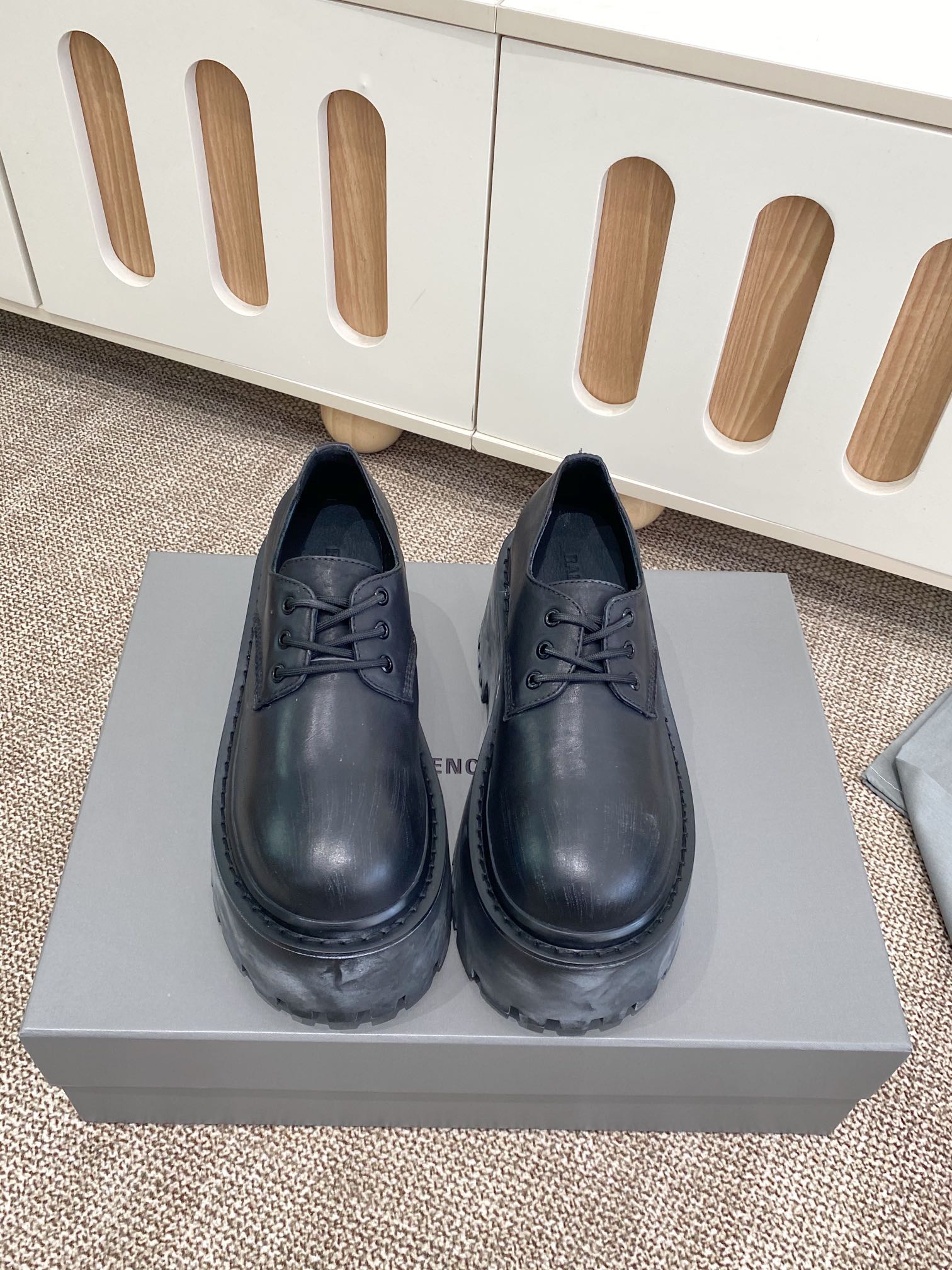 NO:668851,BALENCIAGA Balenciaga 25 new products STRIKE women's thick-soled short boots, atomized old-effect single shoes, embossed with BB logo on the heel. The upper is aged and polished, with high-quality texture, restrained luster but full of luxury, and the foot feel is both comfortable and stylish. Whether it is paired with slim jeans to show street coolness, or it collides with a personalized skirt, it can easily hold on. Wearing it, you will be the most eye-catching presence on the street, perfectly interpreting your fashion attitude.  Fabric original tree paste cowhide, lining silk cowhide, bottom thickness 8cm, size 35-40, boots, balenciaga, balenciaga, boots, skirts, jeans, cowhide19860909BALENCIAGA巴黎世家25新品 STRIKE女士厚底短靴 雾化做旧效果单鞋、鞋跟后饰以BB标识压纹 鞋面做旧抛光处理,质感上乘,光泽内敛却又奢华尽显,脚感更是舒适与格调并存. 无论是搭配修身牛仔裤展现街头酷感,还是与个性裙装碰撞出别样火花,它都能轻松hold住.穿上它,你就是街头最吸睛的存在,将时尚态度完美诠释 面料原版树膏牛皮 内里丝绸牛里 底厚8cm 码数35-40,靴子,balenciaga,balenciaga,boots,skirts,jeans,cowhide,Women's Shoes