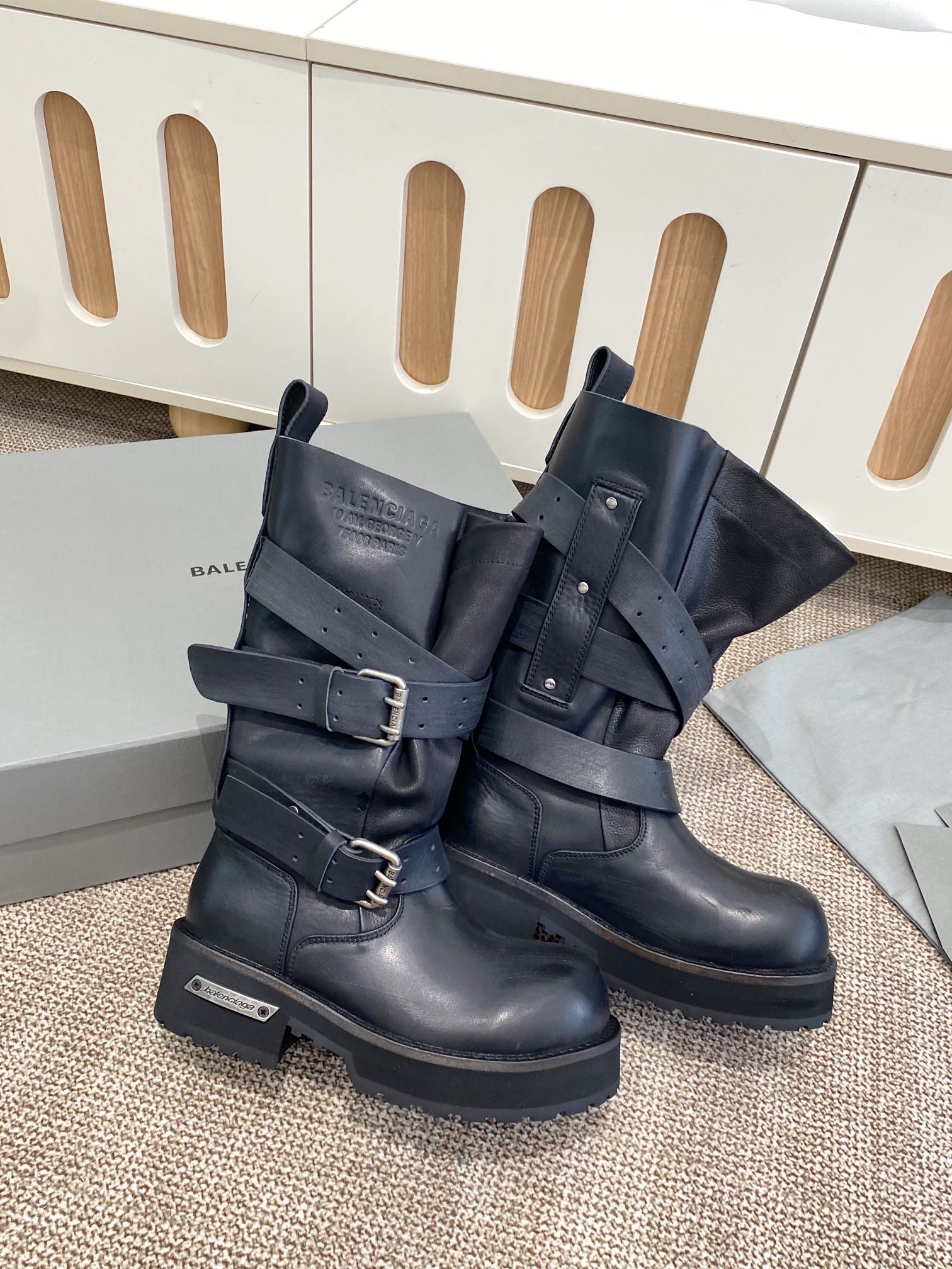 NO:668853,, short 12 inches!  High boots, the coolest venom boots are here!  Balenciaga Balenciaga 25FW Venom Battle Damaged Boots Venom Boots ~ Dark functional style!  Fashion darling general!  A must-have artifact to bring out your aura on the streets!  Original factory data - original 1:1 replica details. Venom's design is highly recognizable, with neat lines and metal buckles. Every detail shows Balenciaga's avant-garde style, breaking the rules and taking an unruly attitude at every step. The leather texture is high-end, the luster is restrained and luxurious, and the details are full of ingenuity!  Fabric: cowhide/distressed, lining: cowhide, custom-made hardware, pure copper, matte silver brushed, distressed version, outsole, genuine leather welt, size 35-41 (women's model), if you have thin feet, you can choose a smaller size, boots, balenciaga, balenciaga, boots, cowhide19860909、短款 12寸！一脚蹬高靴  最酷的毒液靴来咯！ Balenciaga巴黎世家25FW毒液 战损靴 毒液靴 ～ 暗黑机能风！时尚宠儿大将！出门炸街气场爆表的必备神器！ 原厂数据-原版1:1复刻细节 毒液的设计极具辨识度,利落的线条搭配金属扣饰,每一处细节都彰显着Balenciaga的前卫,打破常规,每一步都走出不羁态度. 皮革质感高级,光泽内敛又奢华,细节之处尽显匠心！ 面料牛皮/做旧擦破 内里牛皮里 五金定制纯铜哑银色拉丝做旧版本 大底真皮沿条大底 码数35-41（女款) 脚偏瘦可选小一码,靴子,balenciaga,balenciaga,boots,cowhide,Women's Shoes