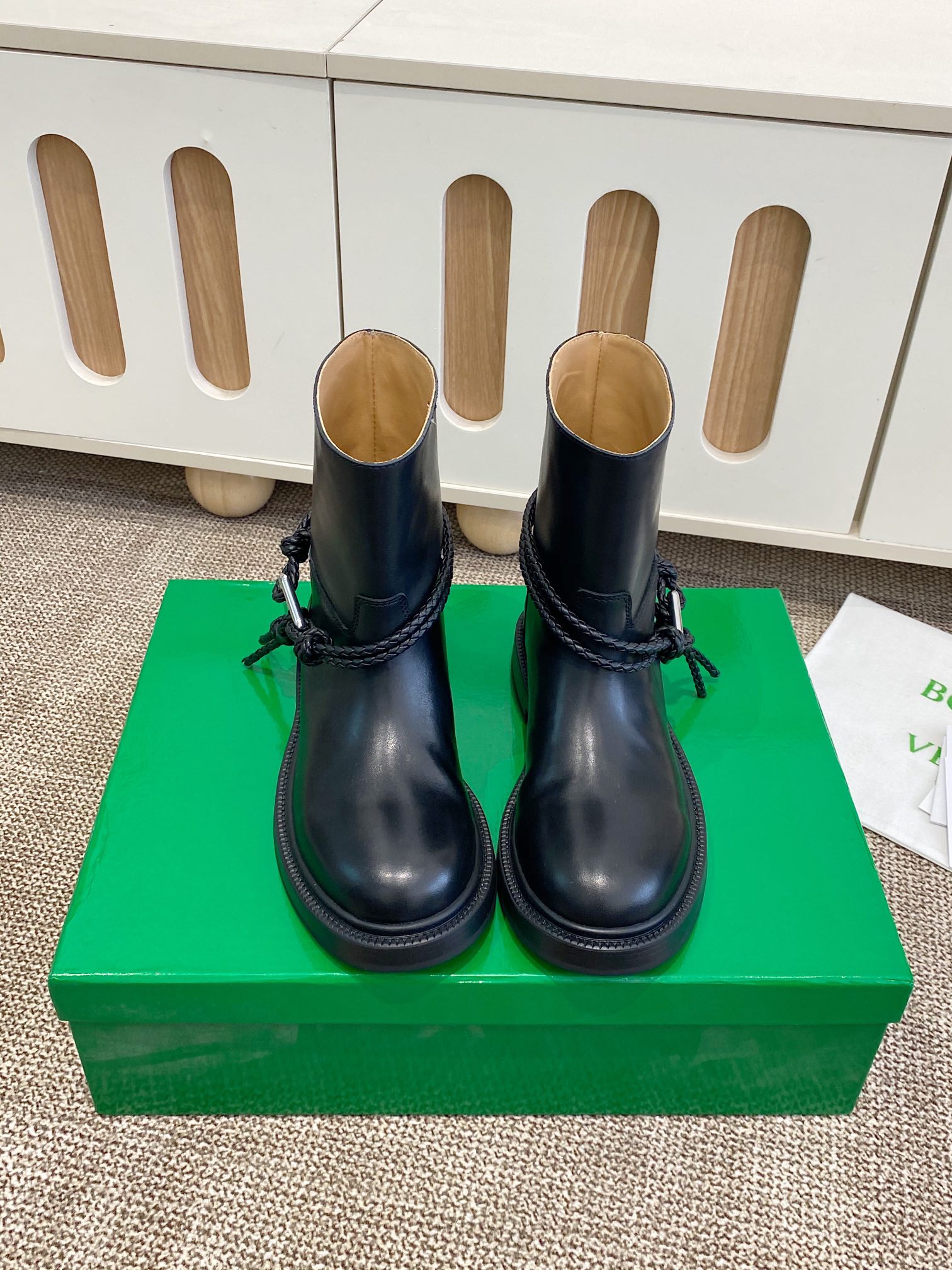 NO:615577,Short boots Bottega Veneta BV slip-on fashion short boots knight boots. So cool. I fell in love with it at first sight. This pair of knot boots must be locked. The classic knot weaving wraps around the boot body, with the iconic triangular metal buckle. The black and silver collision comes with a cool filter. When you put it on, you can directly transform into a street girl, with an aura of 2.8 meters.  The boot shape is extremely long-legged. Whether it is worn with floor-length jeans for a casual and relaxed look, or worn with a mini skirt for a hot girl style, or even paired with suit pants for a professional elite route, it can be perfectly matched. It is the 'master key' to autumn and winter wear. Sisters who are struggling with autumn and winter boots, close your eyes!  Upper calfskin lining BV traditional apricot cowhide lining, large rubber outsole color black, dark brown Size35-40, boots,bottega veneta,bottega veneta,boots,skirts,jeans,business suit,cowhide19860909短靴 Bottega Veneta BV一脚蹬时尚 短靴 骑士靴 太酷了 一眼就爱上,这双绳结靴必须锁死 经典绳结编织缠绕靴身,搭配标志性三角金属扣,黑银碰撞自带酷飒滤镜,穿上直接化身街头拽姐,气场两米八 靴型超显腿长,不管是配拖地牛仔裤走随性松弛感,还是搭迷你裙玩辣妹风,甚至配西装裤走职场精英路线,都能完美适配,秋冬穿搭“万能钥匙”就是它 纠结秋冬靴子的姐妹,闭眼冲！ 鞋面小牛皮 内里BV传统杏色牛皮里、 大底橡胶大底 颜色黑色、深棕色 Size35-40,靴子,bottega veneta,bottega veneta,boots,skirts,jeans,business suit,cowhide,Women's Shoes