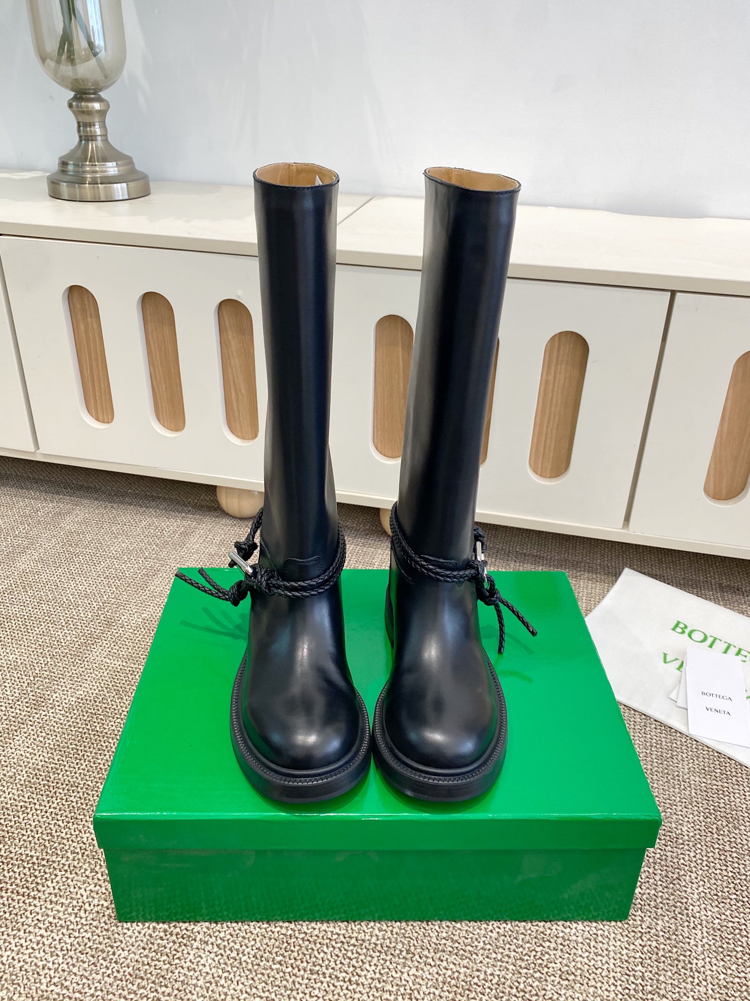 NO:615579,High boots Bottega Veneta BV slip-on fashion short boots knight boots. So cool. I fell in love with it at first sight. This pair of knotted boots must be locked. The classic knotted braid is wrapped around the boot body, with the iconic triangular metal buckle. The black and silver collision comes with a cool filter. When you put it on, you can directly transform into a street girl, with an aura of 2.8 meters.  The boot shape is extremely long-legged. Whether it is worn with floor-length jeans for a casual and relaxed look, or worn with a mini skirt for a hot girl style, or even paired with suit pants for a professional elite route, it can be perfectly matched. It is the 'master key' to autumn and winter wear. Sisters who are struggling with autumn and winter boots, close your eyes!  Upper calfskin lining BV traditional apricot cowhide lining, large rubber outsole color black, dark brown Size35-40, boots,bottega veneta,bottega veneta,boots,skirts,jeans,business suit,cowhide19860909高靴 Bottega Veneta BV一脚蹬时尚 短靴 骑士靴 太酷了 一眼就爱上,这双绳结靴必须锁死 经典绳结编织缠绕靴身,搭配标志性三角金属扣,黑银碰撞自带酷飒滤镜,穿上直接化身街头拽姐,气场两米八 靴型超显腿长,不管是配拖地牛仔裤走随性松弛感,还是搭迷你裙玩辣妹风,甚至配西装裤走职场精英路线,都能完美适配,秋冬穿搭“万能钥匙”就是它 纠结秋冬靴子的姐妹,闭眼冲！ 鞋面小牛皮 内里BV传统杏色牛皮里、 大底橡胶大底 颜色黑色、深棕色 Size35-40,靴子,bottega veneta,bottega veneta,boots,skirts,jeans,business suit,cowhide,Women's Shoes