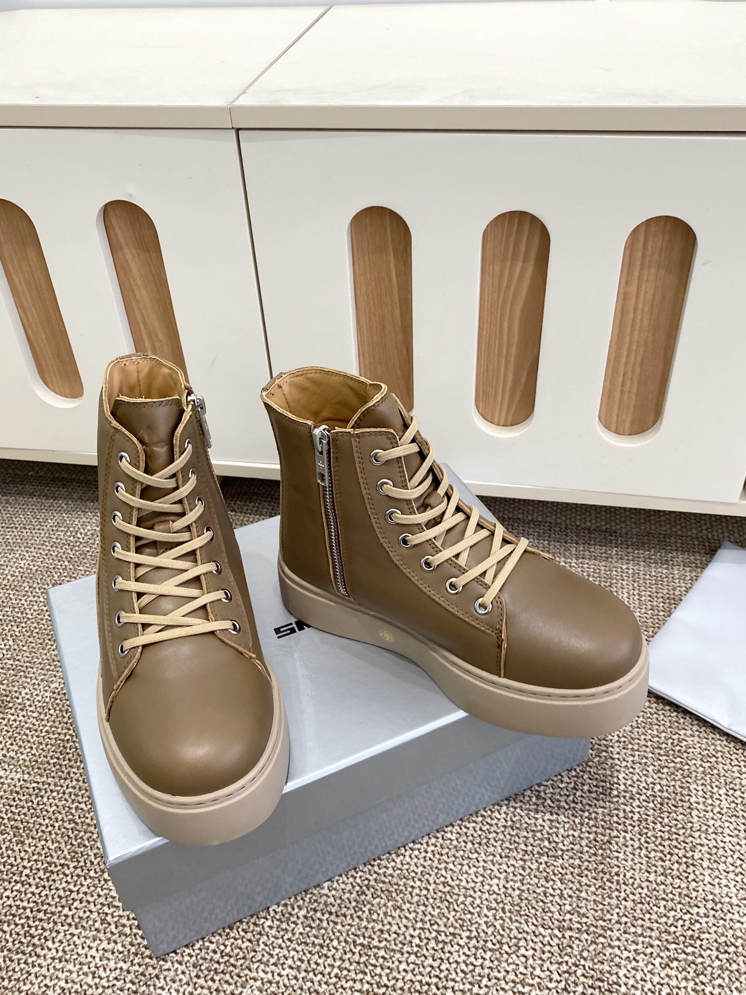 NO:668859,High-top shoes SMF* cross 2025 early spring new thick-soled sneakers. Out of stock at the counter. At first glance, the texture is full, the upper foot is incomparably higher, and you can enter it with your eyes closed. It is one of the very fashionable items. Many Internet celebrities and celebrities wear SMFK sneakers. The more you look at them, the more you look at them. Super versatile. The fabric is original cowhide material. The inner lining is original molded sole.  Size35-40,boots,sneakers,cowhide19860909高帮鞋 SMF*十字2025早春新款厚底运动鞋 专柜断货王,一眼心动 质感拉满,上脚无敌增高,闭眼可入,非常时髦的单品之一超多网红博主、明星都穿SMFK的运动鞋,真的是越看越上头 超级百搭 面料原版牛皮材质 内里皮里 鞋底原版开模鞋底 Size35-40,靴子,boots,sneakers,cowhide,Women's Shoes