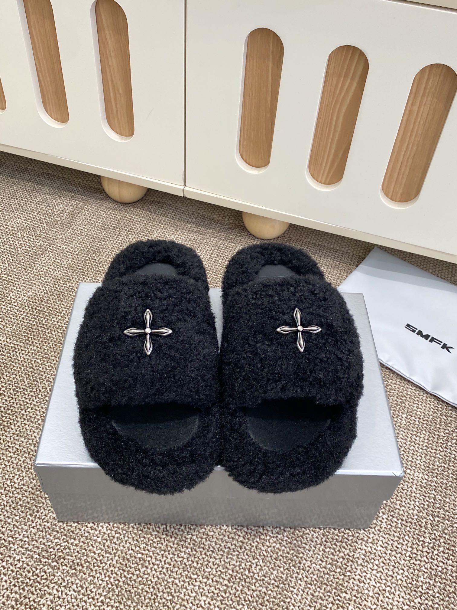 NO:668854,SMFK's new furry slippers are a bit wild and individual. This season's smfk is really exciting. The furry slippers simply hit the heart!  Super cool, everyone, get the Desert God of War soon. The upper is made of Icelandic wool, and the lining is mesh, which is soft and comfortable without rubbing on the feet. Customized original hardware buckle, molded non-slip cross bottom, size 35-40, furry shoes and slippers, slippers19860909SMFK新品毛毛拖鞋 有点野性有点个性,这一季的smfk真的让人心动不已,毛拖简直直击内心！超级炫酷,家人们沙漠战神快get起来 鞋面采用冰岛毛,网布内里,不磨脚软糯舒适、定制原版五金扣,开模防滑十字底 码数35-40,毛毛鞋拖鞋,slippers,Women's Shoes