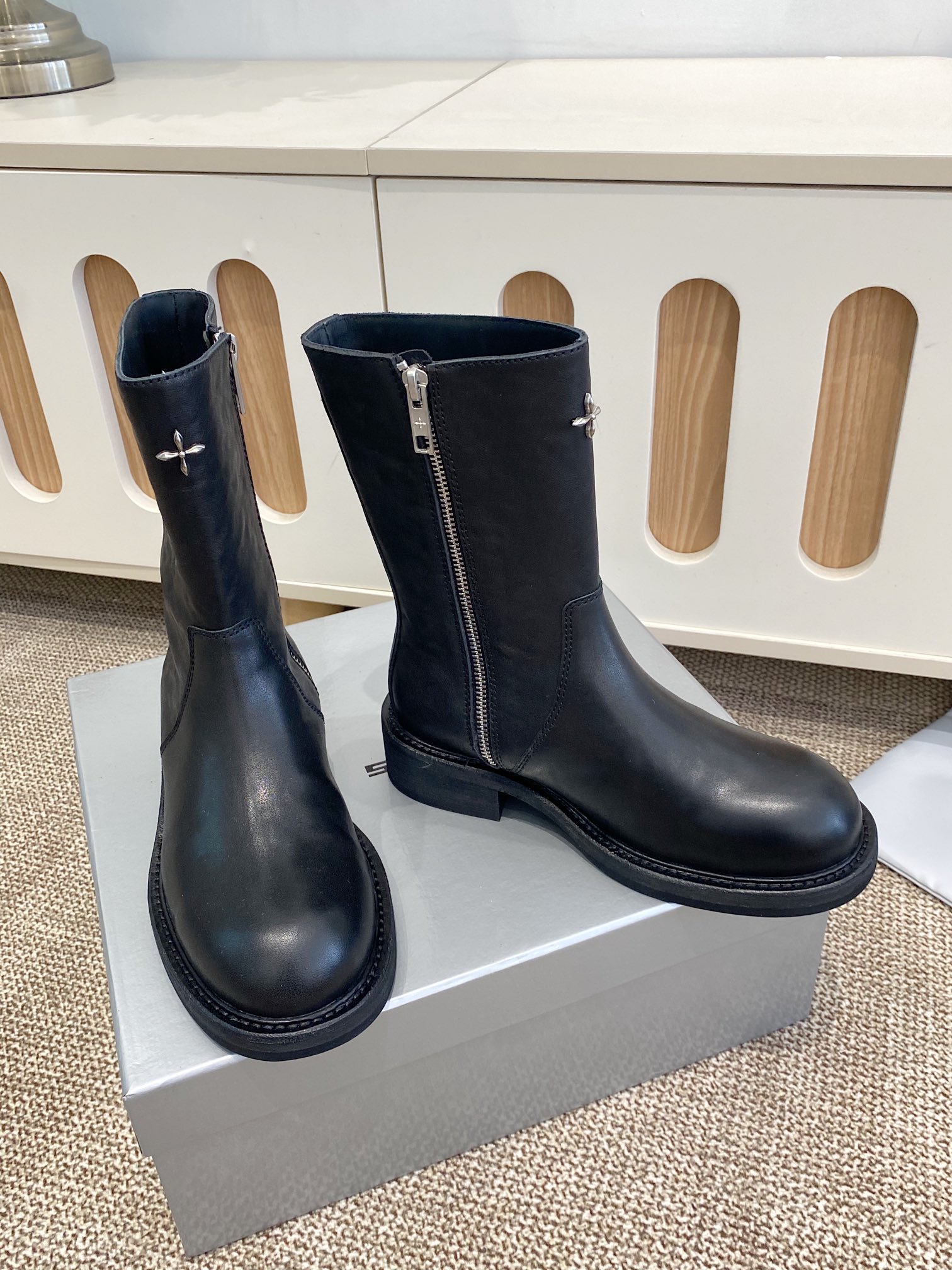 NO:668846,SMF Cross Flower Metal Badge New Short Boots. This pair of boots is a very textured oil wax aged color. It is made with vegetable tanned cowhide fabric. The outsole is fixed and stitched using Goodyear technology. It is mainly worn on the upper foot to really show the slim legs. It is super versatile and handsome. The fabric is vegetable tanned cowhide and the lining is cowhide. The outsole is made of genuine leather and the genuine leather welt is original. The code number is 35-40. Boots, boots, cowhide, Leather soles19860909SMF 十字花金属徽章新款 短靴 这双长靴 是很有质感的油蜡做旧色 配合植鞣牛皮面料制作而成 大底使用固特异工艺进行固定缝合 主要是上脚穿真的显腿细,超级百搭出彩帅气 面料植鞣牛皮、内里牛皮 大底真皮大底真皮沿条原版开模 码数35-40,靴子,boots,cowhide,Leather soles,Women's Shoes