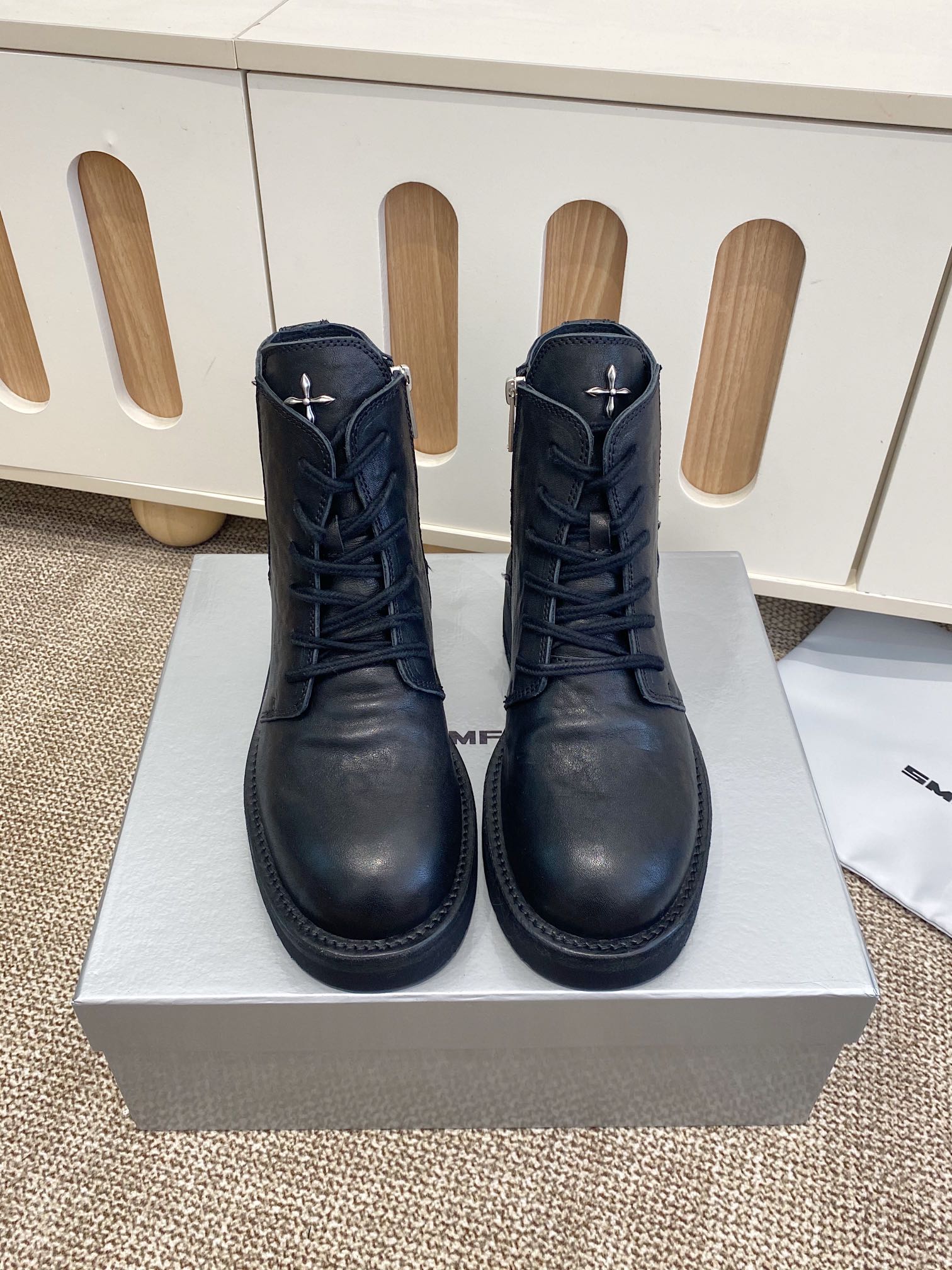 NO:668849,SMF cross flower metal badge new style short boots. These boots are made of oil wax distressed color with high texture. Made with vegetable tanned cowhide fabric. The outsole is fixed and stitched using Goodyear technology. It is mainly worn on the upper foot to really show the slim legs. It is super versatile and handsome. The fabric is vegetable tanned cowhide and the lining is cowhide. The outsole is made of genuine leather and the genuine leather welt is original molded. The heel height is 4.5cm.  Size 35-40, boots, cowhide, Leather soles19860909SMF 十字花金属徽章新款 短靴 这双长靴 是很有质感的油蜡做旧色 配合植鞣牛皮面料制作而成 大底使用固特异工艺进行固定缝合 主要是上脚穿真的显腿细,超级百搭出彩帅气 面料植鞣牛皮、内里牛皮 大底真皮大底真皮沿条原版开模 跟高4.5cm 码数35-40,靴子,boots,cowhide,Leather soles,Women's Shoes