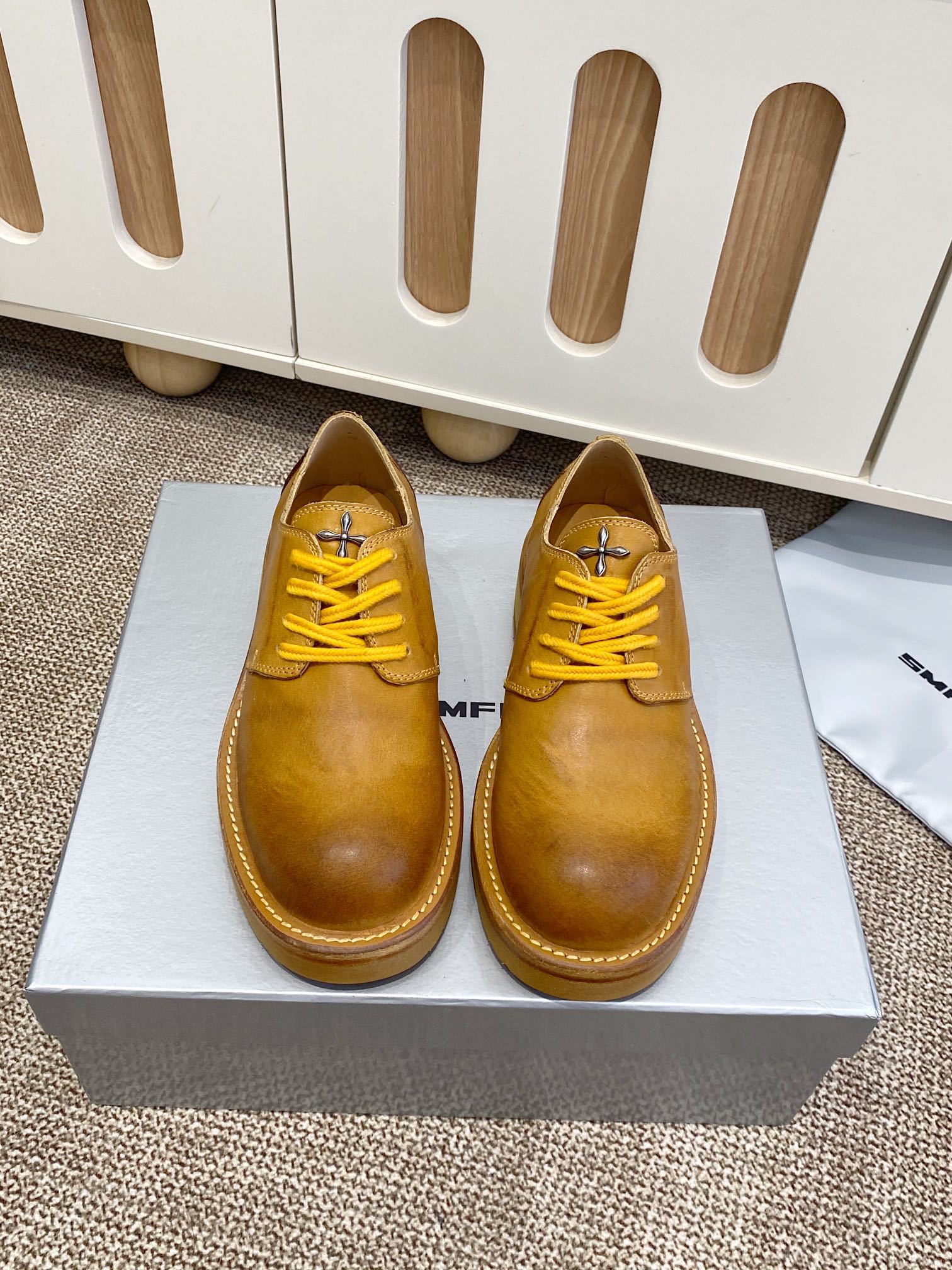 NO:668671,SMF cross flower metal badge new style shoes. This pair of boots is a very textured oil wax distressed color. It is made with vegetable tanned cowhide fabric. The outsole is fixed and stitched using Goodyear technology. It is mainly worn on the upper foot to really show the slender legs. It is super versatile and handsome. The fabric is vegetable tanned cowhide and the lining is cowhide. The outsole is genuine leather and the leather welt is original molded. The heel height is 4.5cm.  Size 35-40, boots and shoes, boots, cowhide, Leather soles19860909SMF 十字花金属徽章新款 单鞋 这双长靴 是很有质感的油蜡做旧色 配合植鞣牛皮面料制作而成 大底使用固特异工艺进行固定缝合 主要是上脚穿真的显腿细,超级百搭出彩帅气 面料植鞣牛皮、内里牛皮 大底真皮大底、真皮沿条原版开模 跟高4.5cm 码数35-40,靴子单鞋,boots,cowhide,Leather soles,Women's Shoes