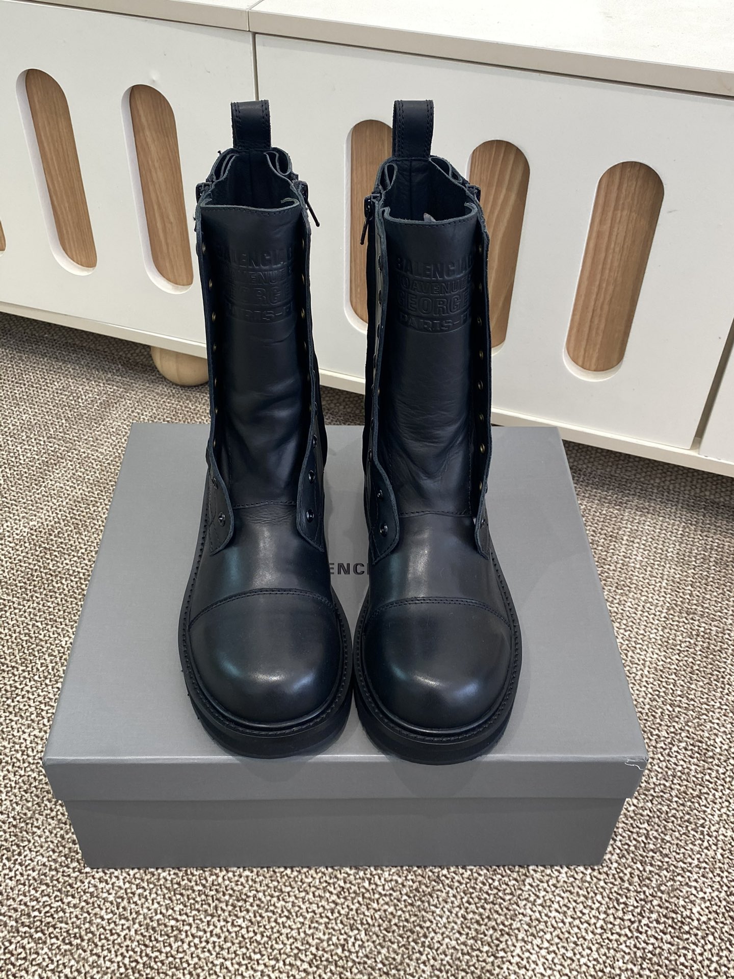 NO:668852,BALENCIAGA Balenciaga's 25th new product STRIKE women's short boots are of high quality, with restrained luster but full of luxury. They feel comfortable and stylish at the same time. Whether paired with slim jeans to show street coolness, or with a personalized skirt to create a different spark, it can be easily held. Wearing it, you will be the most eye-catching presence on the street, perfectly interpreting your fashion attitude. Fabric original tree paste cowhide, lining silk cowhide  Size 35-40,boots,balenciaga,balenciaga,boots,skirts,jeans,cowhide19860909BALENCIAGA巴黎世家25新品 STRIKE女士短靴 质感上乘,光泽内敛却又奢华尽显,脚感更是舒适与格调并存. 无论是搭配修身牛仔裤展现街头酷感,还是与个性裙装碰撞出别样火花,它都能轻松hold住.穿上它,你就是街头最吸睛的存在,将时尚态度完美诠释 面料原版树膏牛皮 内里丝绸牛里 码数35-40,靴子,balenciaga,balenciaga,boots,skirts,jeans,cowhide,Women's Shoes
