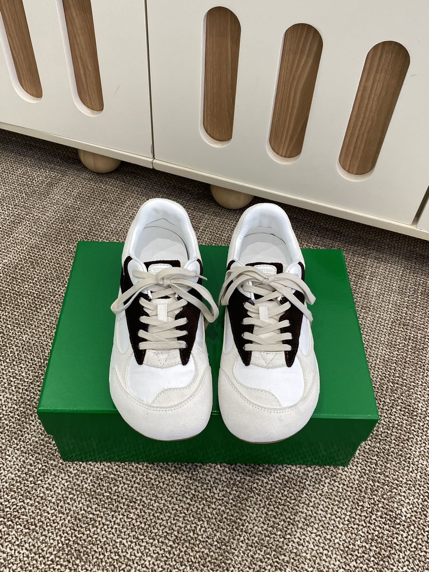 NO:668838,bv BV Orbit Flash Retro Casual Shoes Forrest Gump Shoes De Xun Sports Shoes Sneaker technology is made of mercerized cow anti-suede, inspired by retro sneakers, a new interpretation of classic sports shoes, a light, comfortable and breathable must-have item for all seasons. The sole adopts a classic woven texture, which is very recognizable, with suede stitching, full of texture!   Size#Female 35-40,casual shoes/sports shoes,bottega veneta,sneakers,chamois leather19860909bv BV Orbit Flash 复古休闲鞋 阿甘鞋 德训运动鞋 Sneaker科技丝光牛反绒面打造,灵感来自复古球鞋,全新演绎经典运动鞋,轻便、舒适、透气的四季必备单品 鞋底采用经典的编织纹理,超有辨识度,麂皮拼接,满满的质感呈现！  Size#女35-40,休闲鞋/运动鞋,bottega veneta,sneakers,chamois leather,Women's Shoes