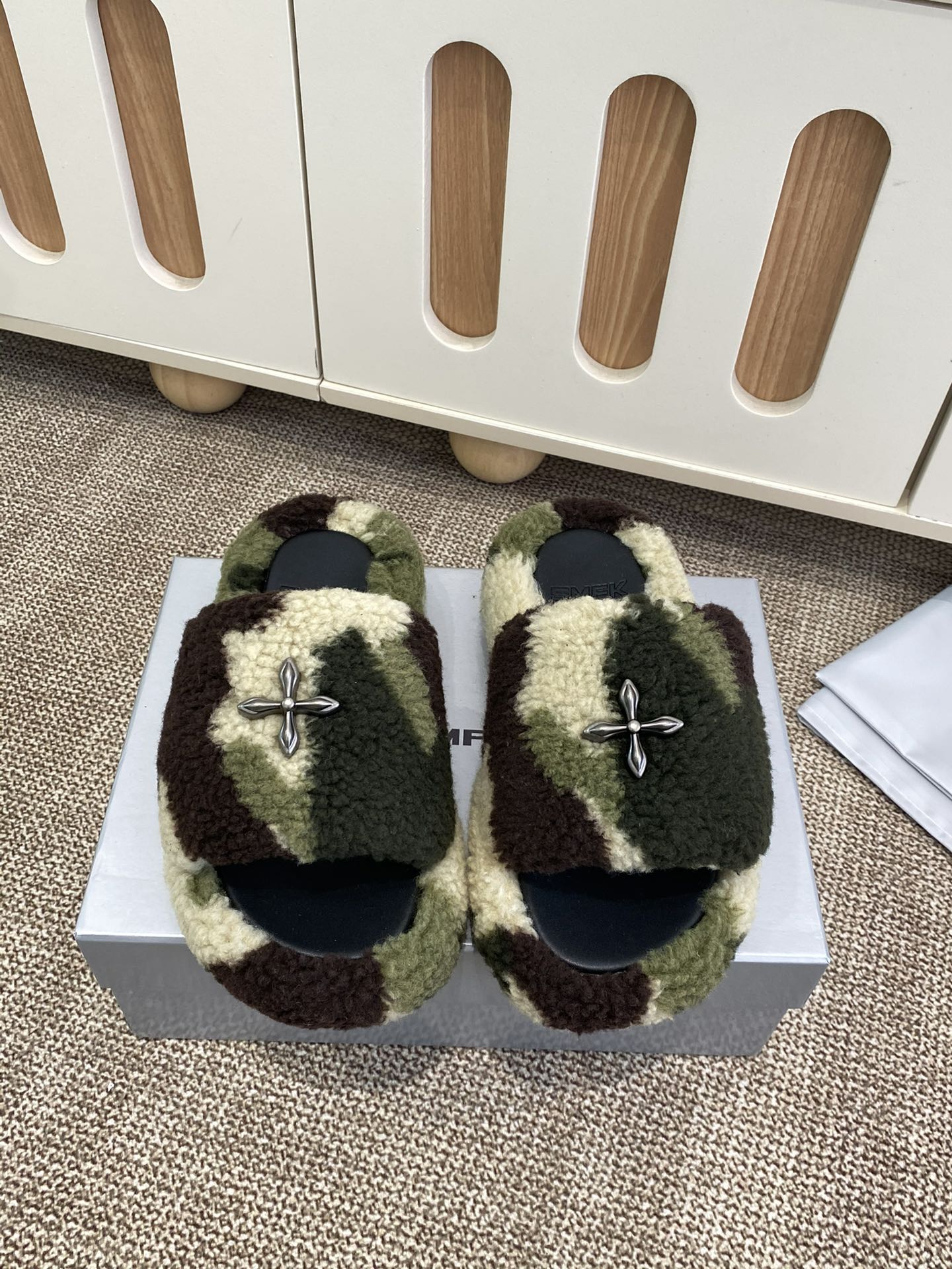 NO:615573,SMFK's new furry slippers are a little wild and individual. This season's smfk is really exciting. The furry slippers simply hit the heart!  Super cool, everyone, get the Desert God of War soon. The upper is made of Icelandic wool, and the lining is mesh, which is soft and comfortable without rubbing on the feet. Customized original hardware buckle, molded non-slip cross bottom, size 35-40, furry shoes and slippers, slippers19860909SMFK新品毛毛拖鞋 有点野性有点个性,这一季的smfk真的让人心动不已,毛拖简直直击内心！超级炫酷,家人们沙漠战神快get起来 鞋面采用冰岛毛,网布内里,不磨脚软糯舒适、定制原版五金扣,开模防滑十字底 码数35-40,毛毛鞋拖鞋,slippers,Women's Shoes