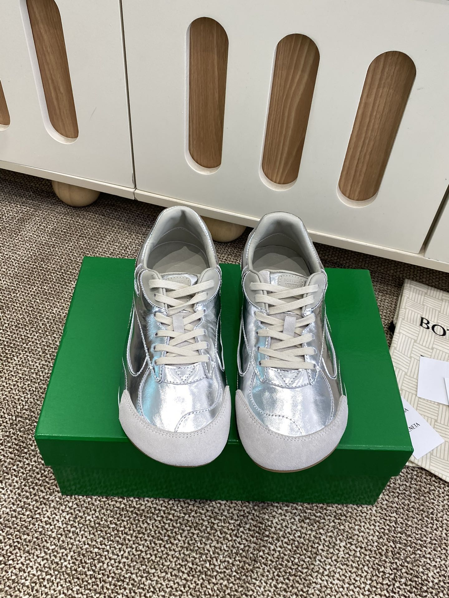 NO:612085,bv silver BV Orbit Flash retro casual shoes Forrest Gump shoes De Xun sneakers Sneaker technology mercerized cow anti-suede, inspired by retro sneakers, a new interpretation of classic sneakers, light, comfortable, breathable four-season must-have item. The sole uses a classic woven texture, super recognizable, suede stitching, full of texture!   Size#Female 35-40,casual shoes/sports shoes,bottega veneta,sneakers,chamois leather19860909bv银色 BV Orbit Flash 复古休闲鞋 阿甘鞋 德训运动鞋 Sneaker科技丝光牛反绒面打造,灵感来自复古球鞋,全新演绎经典运动鞋,轻便、舒适、透气的四季必备单品 鞋底采用经典的编织纹理,超有辨识度,麂皮拼接,满满的质感呈现！  Size#女35-40,休闲鞋/运动鞋,bottega veneta,sneakers,chamois leather,Women's Shoes