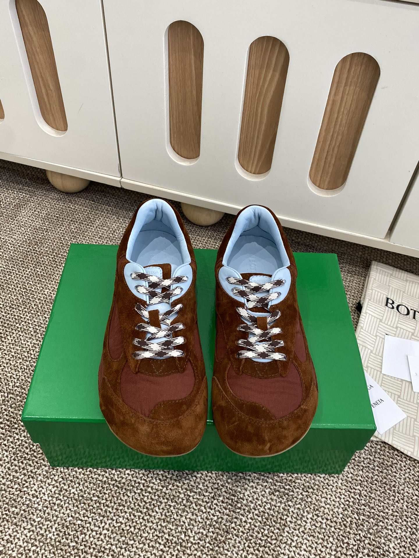 NO:615867,BV Orbit Flash Retro Casual Shoes Forrest Gump Shoes De Xun Sports Shoes Sneaker Technology is made of mercerized cow anti-suede, inspired by retro sneakers, a new interpretation of classic sports shoes, a light, comfortable and breathable must-have item for all seasons. The sole adopts a classic woven texture, which is very recognizable, with suede stitching, full of texture!   Size#Female 35-40,casual shoes/sports shoes,bottega veneta,sneakers,chamois leather19860909BV Orbit Flash 复古休闲鞋 阿甘鞋 德训运动鞋 Sneaker科技丝光牛反绒面打造,灵感来自复古球鞋,全新演绎经典运动鞋,轻便、舒适、透气的四季必备单品 鞋底采用经典的编织纹理,超有辨识度,麂皮拼接,满满的质感呈现！  Size#女35-40,休闲鞋/运动鞋,bottega veneta,sneakers,chamois leather,Women's Shoes