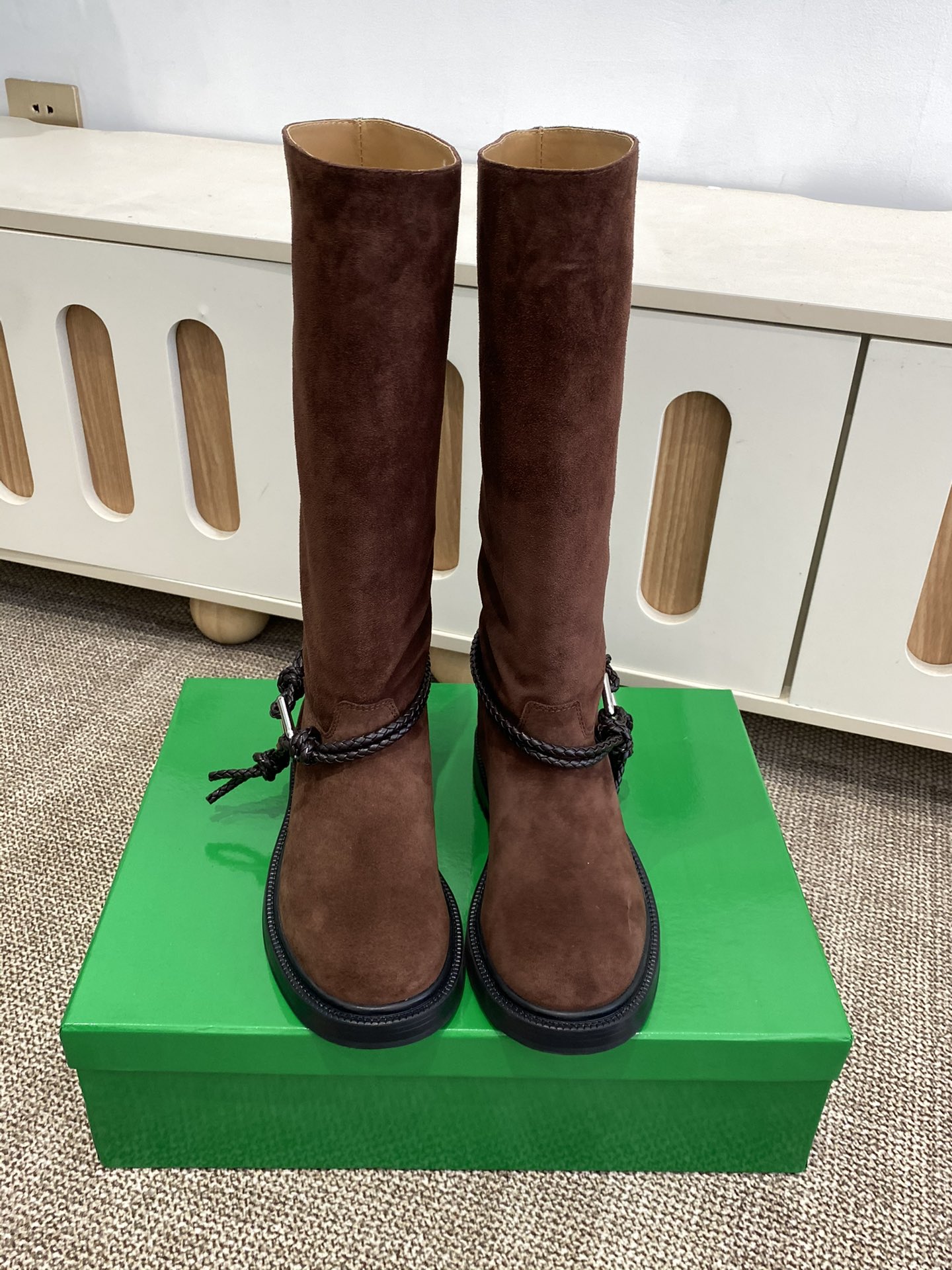 NO:615869,High boots, high mercerized Bottega Veneta BV slip-on fashion, short boots, knight boots. So cool. I fell in love with it at first sight. This pair of knotted boots must be locked. The classic knotted braid is wrapped around the boot body, with the iconic triangular metal buckle, and the black and silver collision comes with a cool filter. When you put it on, you can directly transform into a street girl, with an aura of 2.8 meters.  The boot shape is extremely long-legged. Whether it is worn with floor-length jeans for a casual and relaxed look, or worn with a mini skirt for a hot girl style, or even paired with suit pants for a professional elite route, it can be perfectly matched. It is the 'master key' to autumn and winter wear. Sisters who are struggling with autumn and winter boots, close your eyes!  Upper calfskin lining BV traditional apricot cowhide lining, large rubber outsole Color black, dark brown leather, chocolate high mercerized Size35-40, boots,bottega veneta,bottega veneta,boots,skirts,jeans,business suit,cowhide19860909高靴高丝光 Bottega Veneta BV一脚蹬时尚 短靴 骑士靴 太酷了 一眼就爱上,这双绳结靴必须锁死 经典绳结编织缠绕靴身,搭配标志性三角金属扣,黑银碰撞自带酷飒滤镜,穿上直接化身街头拽姐,气场两米八 靴型超显腿长,不管是配拖地牛仔裤走随性松弛感,还是搭迷你裙玩辣妹风,甚至配西装裤走职场精英路线,都能完美适配,秋冬穿搭“万能钥匙”就是它 纠结秋冬靴子的姐妹,闭眼冲！ 鞋面小牛皮 内里BV传统杏色牛皮里、 大底橡胶大底 颜色黑色、深棕色皮、巧克力高丝光 Size35-40,靴子,bottega veneta,bottega veneta,boots,skirts,jeans,business suit,cowhide,Women's Shoes