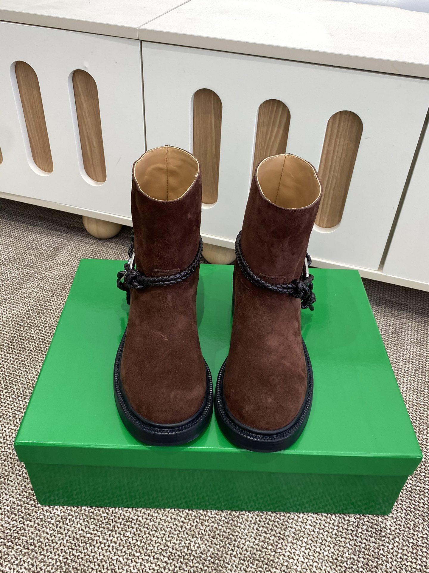 NO:615872,High mercerized short boots. Bottega Veneta BV slip-on fashionable short boots. Rider boots. So cool. I fell in love with it at first sight. This pair of rope boots must be locked. The classic rope braid wraps around the boot body, with the iconic triangular metal buckle. The black and silver collision comes with a cool filter. When you put it on, you can directly transform into a street girl, with an aura of 2.8 meters.  The boot shape is extremely long-legged. Whether it is worn with floor-length jeans for a casual and relaxed look, or worn with a mini skirt for a hot girl style, or even paired with suit pants for a professional elite route, it can be perfectly matched. It is the 'master key' to autumn and winter wear. Sisters who are struggling with autumn and winter boots, close your eyes!  Upper calfskin lining BV traditional apricot cowhide lining, large rubber outsole Color black, dark brown leather, chocolate high mercerized Size35-40, boots,bottega veneta,bottega veneta,boots,skirts,jeans,business suit,cowhide19860909短靴高丝光 Bottega Veneta BV一脚蹬时尚 短靴 骑士靴 太酷了 一眼就爱上,这双绳结靴必须锁死 经典绳结编织缠绕靴身,搭配标志性三角金属扣,黑银碰撞自带酷飒滤镜,穿上直接化身街头拽姐,气场两米八 靴型超显腿长,不管是配拖地牛仔裤走随性松弛感,还是搭迷你裙玩辣妹风,甚至配西装裤走职场精英路线,都能完美适配,秋冬穿搭“万能钥匙”就是它 纠结秋冬靴子的姐妹,闭眼冲！ 鞋面小牛皮 内里BV传统杏色牛皮里、 大底橡胶大底 颜色黑色、深棕色皮、巧克力高丝光 Size35-40,靴子,bottega veneta,bottega veneta,boots,skirts,jeans,business suit,cowhide,Women's Shoes