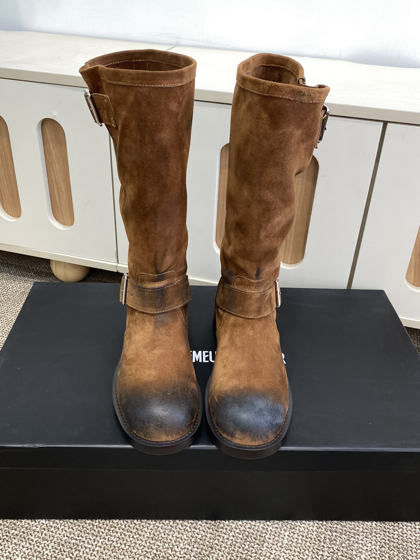 NO:615875,Ann Demeulemeester slip-on boots, autumn and winter catwalk short boots. The more I look at this year's show boots, the more I like them. Imported calfskin and imported cow suede, full of high-end feel. The boots are loose and soft and super comfortable. The height will not jam the knees and will not easily show leg bends. The dark style is highly recommended!  Super slim legs!  And it’s super easy to put on and take off. You can put it on and take it off directly without unbuttoning it. Size35-40, boots, boots, cowhide19860909Ann Demeulemeester 一脚蹬堆堆靴 秋冬走秀款短靴 今年的秀款靴子越看越喜欢 进口小牛皮和进口牛反绒 高级感满满 靴口松松软软超舒适 这个高度不会卡膝盖也不容易显腿弯 暗黑系超级推荐！超显腿细！而且穿脱超方便,一脚蹬不用解扣子直接穿脱 Size35-40,靴子,boots,cowhide,Women's Shoes