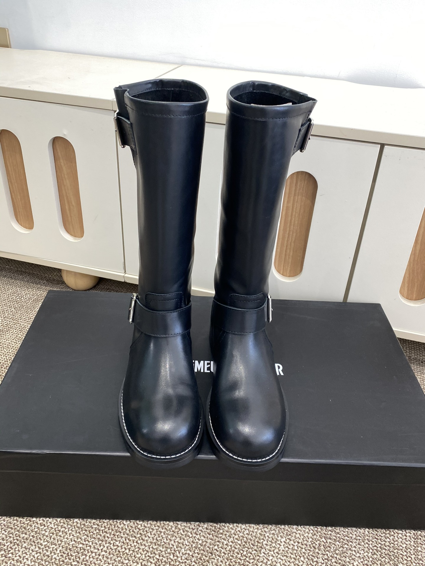 NO:613608,Ann Demeulemeester slip-on boots, autumn and winter catwalk short boots. The more I look at this year's show boots, the more I like them. Imported calfskin and imported cow suede, full of high-end feel. The boots are loose and soft and super comfortable. The height will not jam the knees and will not easily show leg bends. The dark style is highly recommended!  Super slim legs!  And it’s super easy to put on and take off. You can put it on and take it off directly without unbuttoning it. Size35-40, boots, boots, cowhide19860909Ann Demeulemeester 一脚蹬堆堆靴 秋冬走秀款短靴 今年的秀款靴子越看越喜欢 进口小牛皮和进口牛反绒 高级感满满 靴口松松软软超舒适 这个高度不会卡膝盖也不容易显腿弯 暗黑系超级推荐！超显腿细！而且穿脱超方便,一脚蹬不用解扣子直接穿脱 Size35-40,靴子,boots,cowhide,Women's Shoes