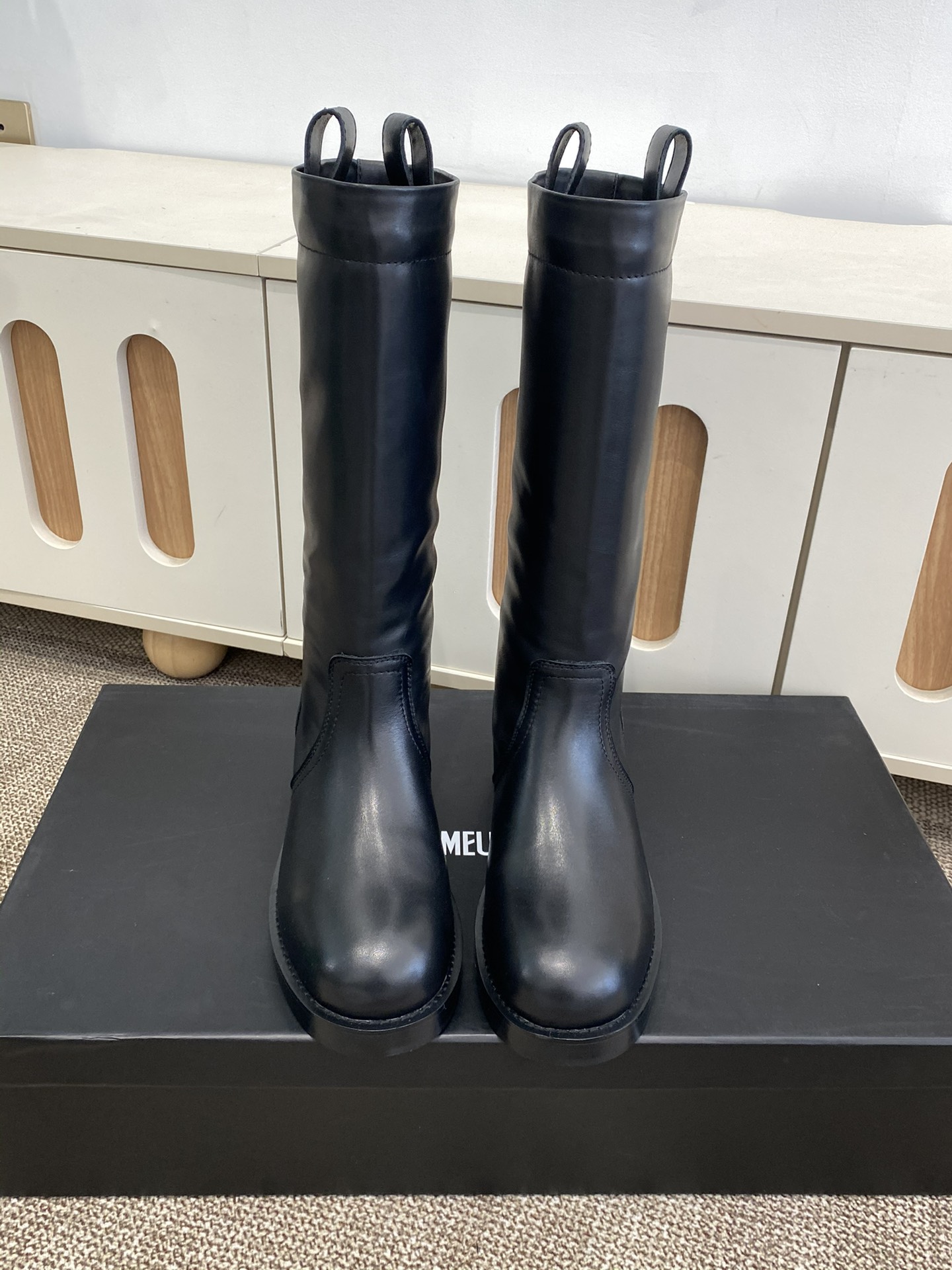 NO:615881,Ann Demeulemeester mid-high boots, autumn and winter catwalk short boots. The more I look at this year's show boots, the more I like them. Imported calfskin and imported cow suede, full of high-end feel. The boots are loose and soft and super comfortable. The height will not jam the knees and will not easily show leg bends. The dark style is highly recommended!  Super slim legs!  And it’s super easy to put on and take off. You can put it on and take it off directly without unbuttoning it. Size35-40, boots, boots, cowhide19860909Ann Demeulemeester 一脚蹬中高靴 秋冬走秀款短靴 今年的秀款靴子越看越喜欢 进口小牛皮和进口牛反绒 高级感满满 靴口松松软软超舒适 这个高度不会卡膝盖也不容易显腿弯 暗黑系超级推荐！超显腿细！而且穿脱超方便,一脚蹬不用解扣子直接穿脱 Size35-40,靴子,boots,cowhide,Women's Shoes