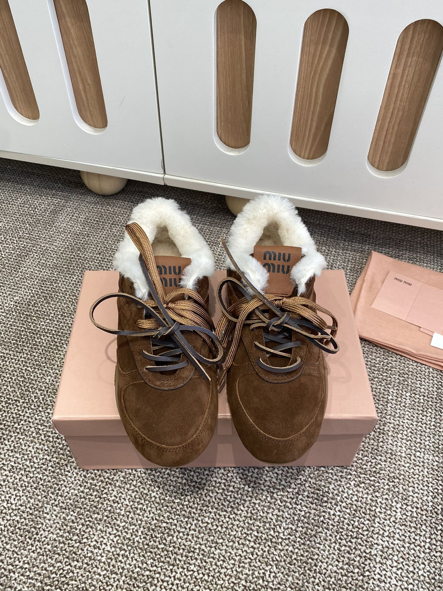 NO:625443,Miu Miu 25ss in wool Miu Miu 25ss spring and summer new catwalk Miu Miu moral training casual shoes Show craftsmanship from the details of the Miu Miu series Close-up of the new season's trend elements Collide with the concept of love at the moment, multi-faceted, convey modern style~ Looks good no matter how you wear it This summer's fashionista's favorite does not look very comfortable The upper foot is super comfortable Fabric imported suede Lined sheepskin Wool lining Outsole Original sole  Size 35-40 (2 colors), casual shoes/sports shoes, miumiu, sneakers, sheepskin, chamois leather19860909羊毛里 Miu Miu 25ss 春夏新款走秀MiuMiu 德训 休闲鞋 秀场工艺来自Miu Miu系列的细节特写 新季的潮流要素一 与此刻挚爱的概念,多元对撞,传达现代风格~ 怎么穿都好看今夏时髦精最爱 看起来不怎么舒服 上脚超级舒服 面料进口麂皮 内里羊皮 羊毛内里 大底原版鞋底 码数35-40（2色）,休闲鞋/运动鞋,miumiu,sneakers,sheepskin,chamois leather,Women's Shoes