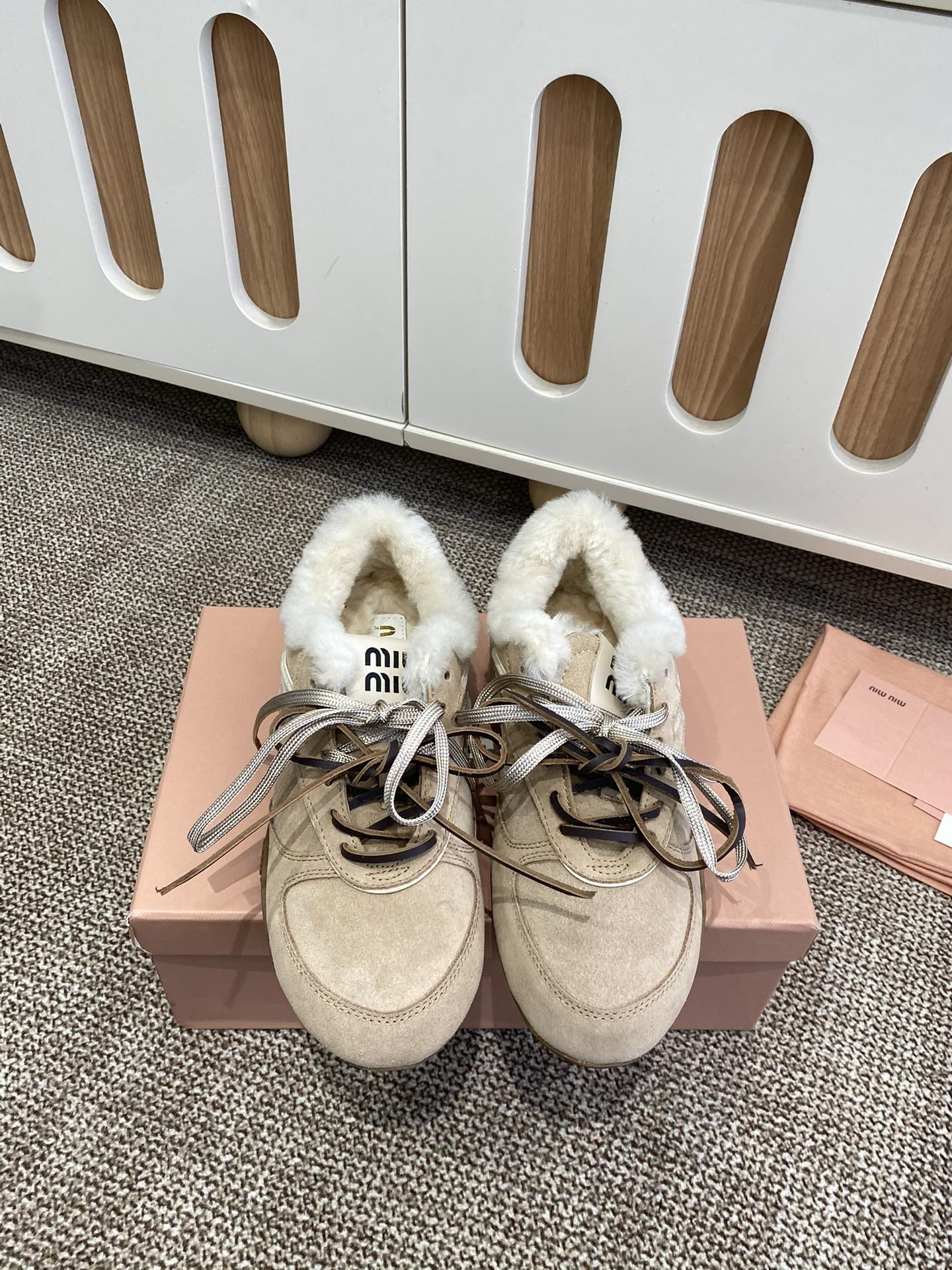 NO:625451,Miu Miu 25ss in wool Miu Miu 25ss spring and summer new catwalk Miu Miu moral training casual shoes Show craftsmanship from the details of the Miu Miu series Close-up of the new season's trend elements Collide with the concept of love at the moment, multi-faceted, convey modern style~ Looks good no matter how you wear it This summer's fashionista's favorite does not look very comfortable The upper foot is super comfortable Fabric imported suede Lined sheepskin Wool lining Outsole Original sole  Size 35-40 (2 colors), casual shoes/sports shoes, miumiu, sneakers, sheepskin, chamois leather19860909羊毛里 Miu Miu 25ss 春夏新款走秀MiuMiu 德训 休闲鞋 秀场工艺来自Miu Miu系列的细节特写 新季的潮流要素一 与此刻挚爱的概念,多元对撞,传达现代风格~ 怎么穿都好看今夏时髦精最爱 看起来不怎么舒服 上脚超级舒服 面料进口麂皮 内里羊皮 羊毛内里 大底原版鞋底 码数35-40（2色）,休闲鞋/运动鞋,miumiu,sneakers,sheepskin,chamois leather,Women's Shoes