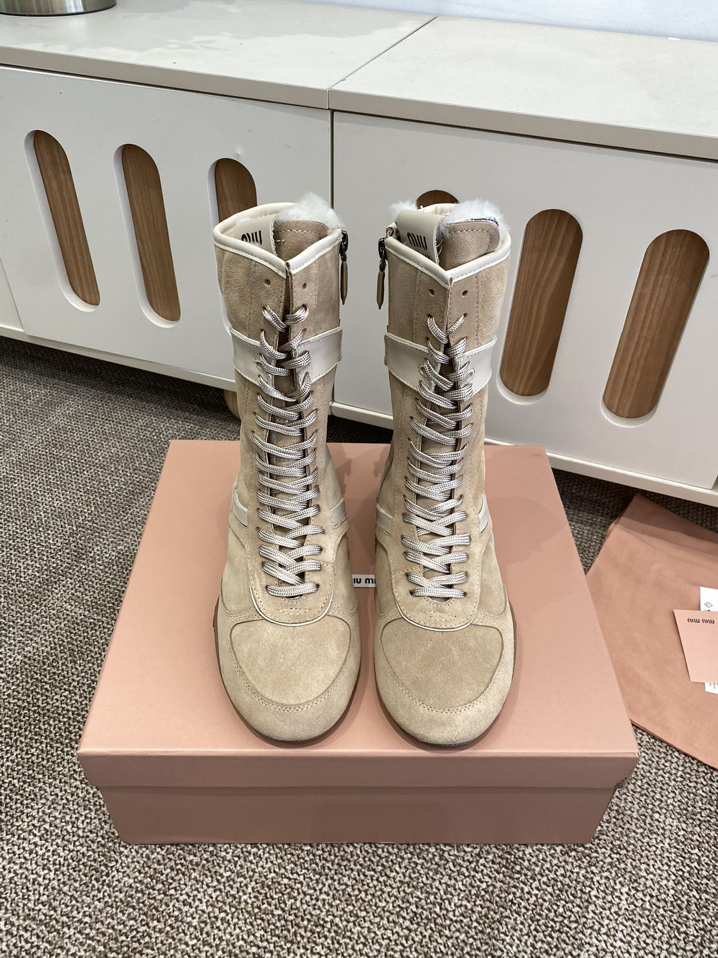 NO:625435,Miu Miu 25ss spring and summer new catwalk MiuMiu moral training boxing boots Close-up of details of the show craftsmanship from the Miu Miu series The trend element of the new season is a multi-faceted collision with the beloved concept of the moment, conveying modern style~ It looks good no matter how you wear it. This summer’s fashionista’s favorite does not look very comfortable and is super comfortable on the feet. The fabric is imported cow suede and has wool lining. The outsole is original in size 35-40, boots, miumiu, boots.19860909Miu Miu 25ss 春夏新款走秀MiuMiu 德训 拳击靴 秀场工艺来自Miu Miu系列的细节特写 新季的潮流要素一 与此刻挚爱的概念,多元对撞,传达现代风格~ 怎么穿都好看今夏时髦精最爱 看起来不怎么舒服 上脚超级舒服 面料进口牛反绒 内里羊毛内里 大底原版鞋底 码数35-40,靴子,miumiu,boots,Women's Shoes