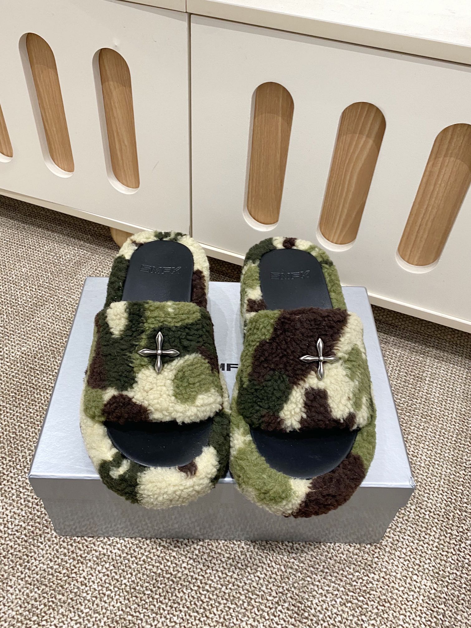 NO:668837,SMFK 25ss autumn and winter new thick-soled fur mop, 4 colors, a little wild and individual, this season's smfk really makes people excited, the fur mop simply touches the heart!  Super cool, everyone, get the Desert God of War soon. The upper is made of Icelandic wool, and the lining is mesh, which is soft and comfortable without rubbing on the feet. Customized original hardware buckles, molded non-slip cross bottoms. Size 35-40. Heel height 8cm. Furry shoes, slippers, slippers.19860909SMFK 25ss 秋冬 新品 厚底 毛毛拖 4色 有点野性有点个性,这一季的smfk真的让人心动不已,毛拖简直直击内心！超级炫酷,家人们沙漠战神快get起来 鞋面采用冰岛毛,网布内里,不磨脚软糯舒适、定制原版五金扣,开模防滑十字底 Size35-40 跟高8cm,毛毛鞋拖鞋,slippers,Women's Shoes