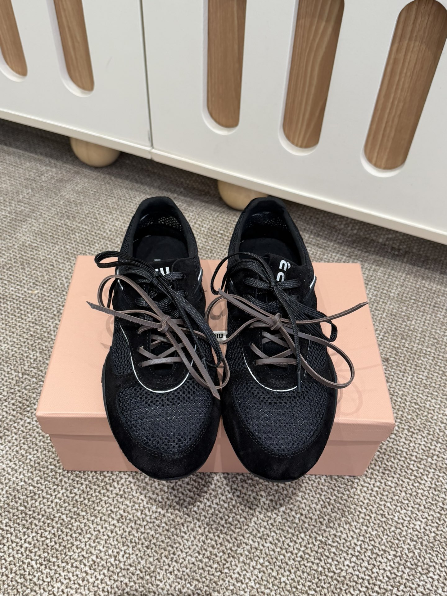 NO:759105,What you see is what you get miumiu Miu Miu spring and summer new catwalk MiuMiu moral training Casual shoes show craftsmanship details close-up from the Miu Miu series New season trends are loved at the moment, multiple collisions, conveying modern style ~ Look good no matter how you wear it, this summer’s fashionable favorite Fabric imported mercerized cow suede + mesh Lining velvet Outsole original molded TPU rubber sole Size 35-40, casual shoes/sports shoes, miumiu, sneakers19860909所见即所得miumiu缪缪春夏新款走秀MiuMiu 德训 休闲鞋秀场工艺来自Miu Miu系列的细节特写 新季的潮流此刻挚爱的概念,多元对撞,传达现代风格~ 怎么穿都好看今夏时髦精最爱 面料进口丝光牛反绒+网面 内里绒布里 大底原版开模TPU橡胶鞋底 码数35-40,休闲鞋/运动鞋,miumiu,sneakers,Women's Shoes