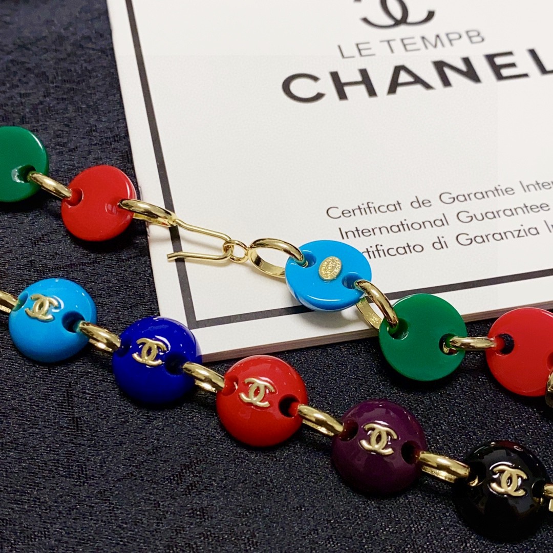 新款香奈儿Chanel最新款双C彩色珠子拼接豆豆项链叠戴更加好看超个性百搭款特别特别赞整体细节非常令人惊
