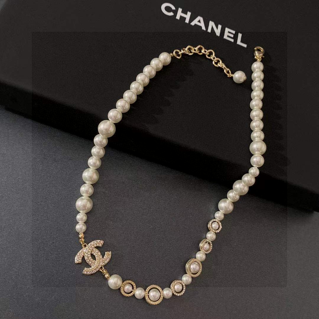 小红书推荐24新款耳钉Chanel香奈儿满钻珍珠蝴蝶结耳环非常漂亮专柜一致黄铜材质非常非常简洁大方不失小