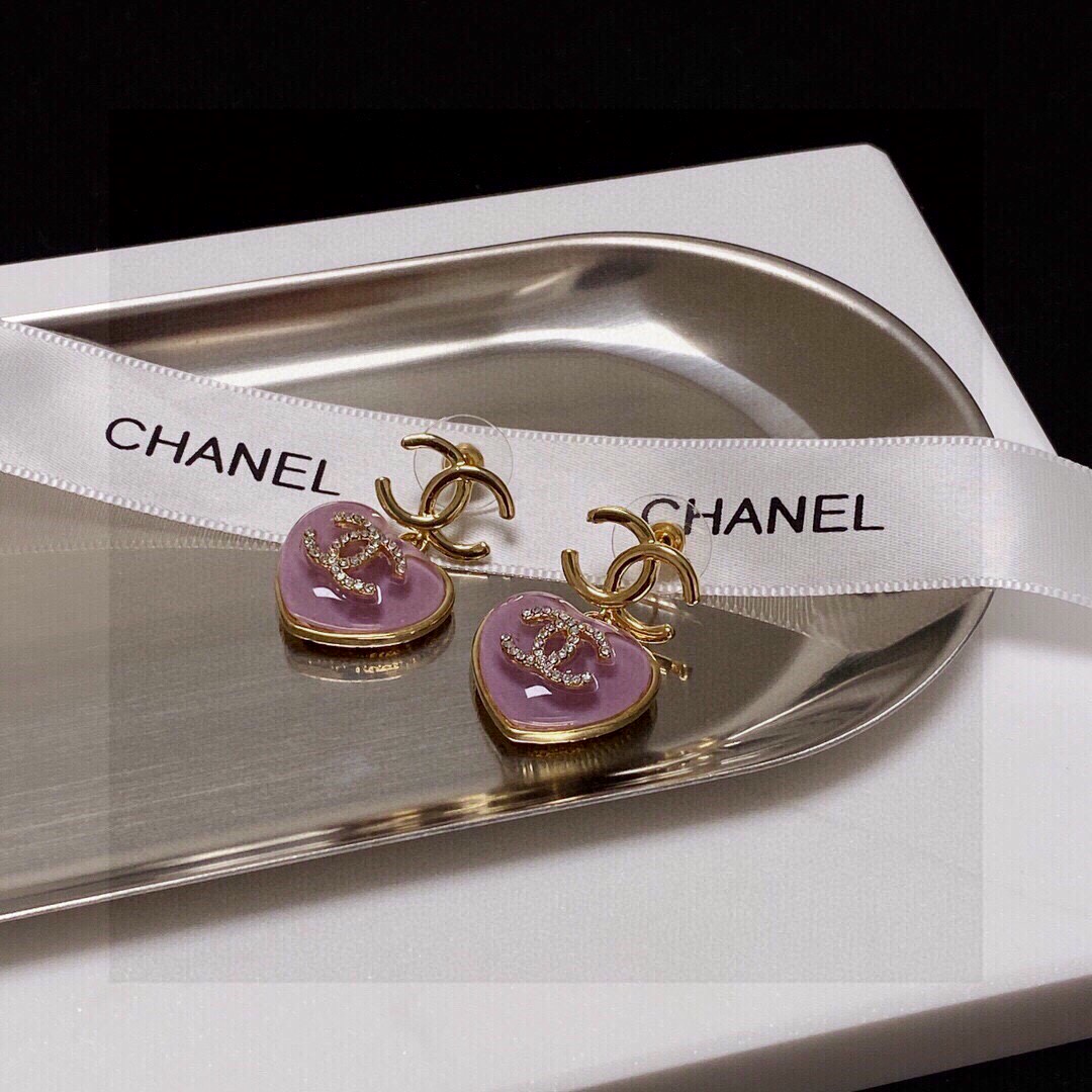 Chanel香奈儿经典紫色爱心双C耳钉这款随意搭配都是非常好看百搭时尚单品日常款很修饰脸型很上档次的很优