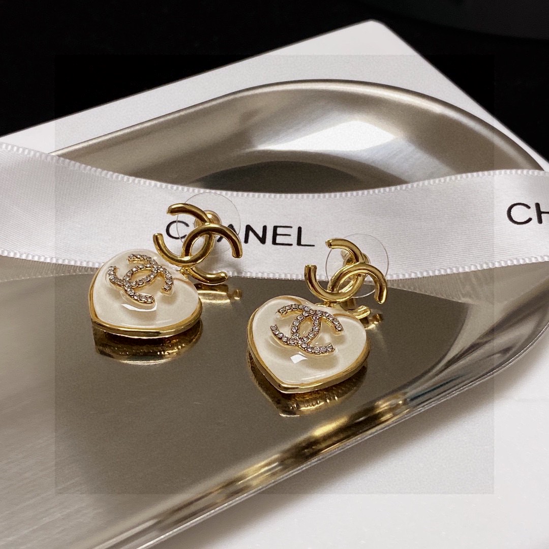 Chanel香奈儿经典白色爱心双C耳钉这款随意搭配都是非常好看百搭时尚单品日常款很修饰脸型很上档次的很优