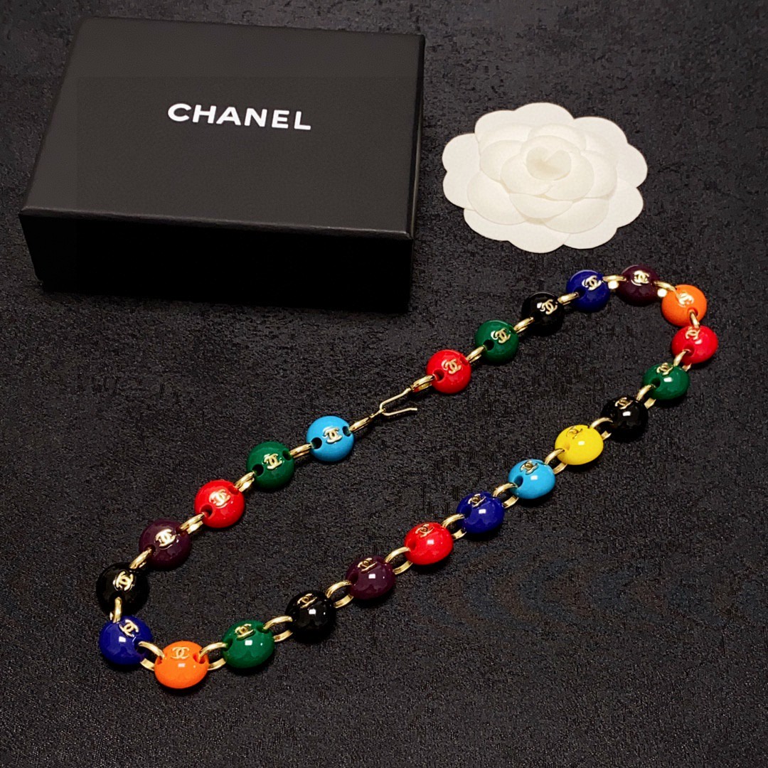 新款香奈儿Chanel最新款双C彩色珠子拼接豆豆项链叠戴更加好看超个性百搭款特别特别赞整体细节非常令人惊