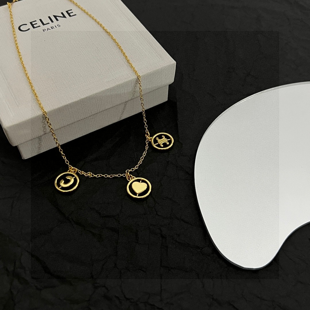 Celine赛琳项链一直是简约时尚界的标杆大胆的设计百看不厌️搭配起来更Fashion.