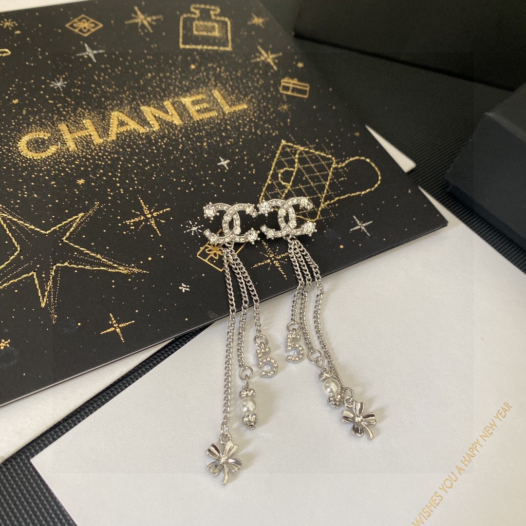 Chanel最新款双C镶钻流苏链条珍珠茶花字母耳钉“2023小香新款”整个系列都要入火到炸裂镶嵌施华洛世