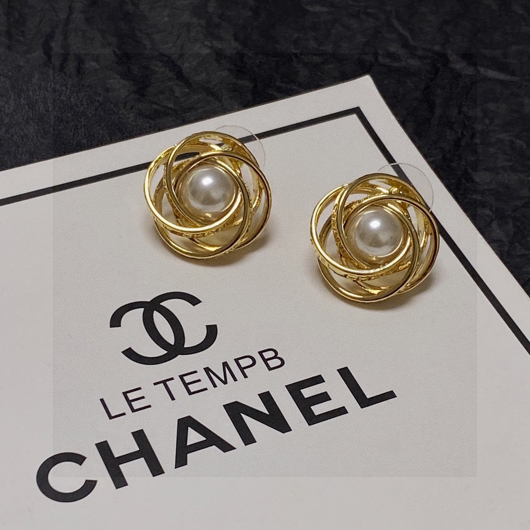 新款小香耳钉Chanel专柜最新款耳钉采用专柜黄铜材质好仙好美推荐很适合夏天搭配官网8000+大洋代购级