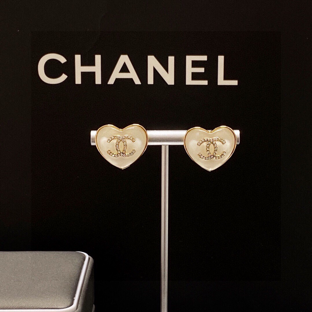 Chanel香奈儿经典爱心双C耳钉这款随意搭配都是非常好看百搭时尚单品日常款很修饰脸型很上档次的很优雅气