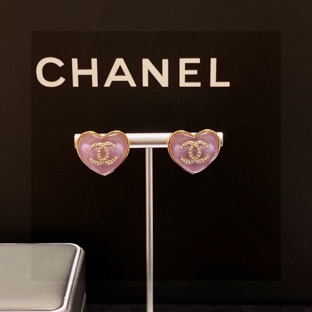 Chanel香奈儿经典紫色爱心双C耳钉这款随意搭配都是非常好看百搭时尚单品日常款很修饰脸型很上档次的很优