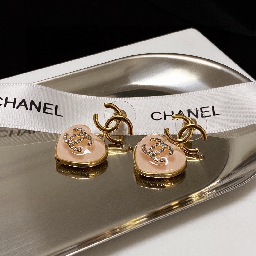Chanel香奈儿经典淡粉色爱心双C耳钉这款随意搭配都是非常好看百搭时尚单品日常款很修饰脸型很上档次的很