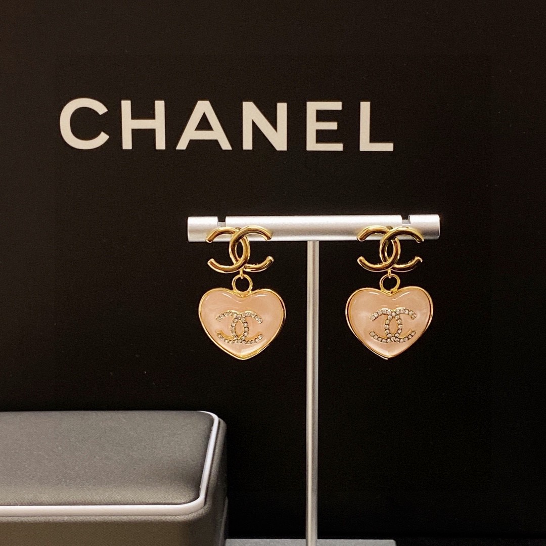 Chanel香奈儿经典淡粉色爱心双C耳钉这款随意搭配都是非常好看百搭时尚单品日常款很修饰脸型很上档次的很
