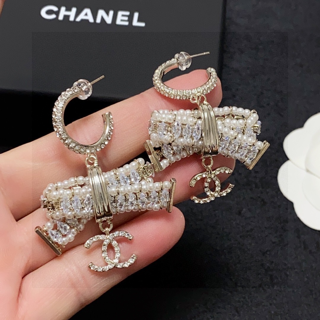 小红书推荐24新款耳钉Chanel香奈儿满钻珍珠蝴蝶结耳环非常漂亮专柜一致黄铜材质非常非常简洁大方不失小