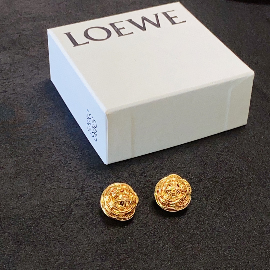 新款罗意威LOEWE复古金耳钉第一眼看到立马就喜欢上了L0EWE罗意威Anagram缠丝立体吊耳环以及一