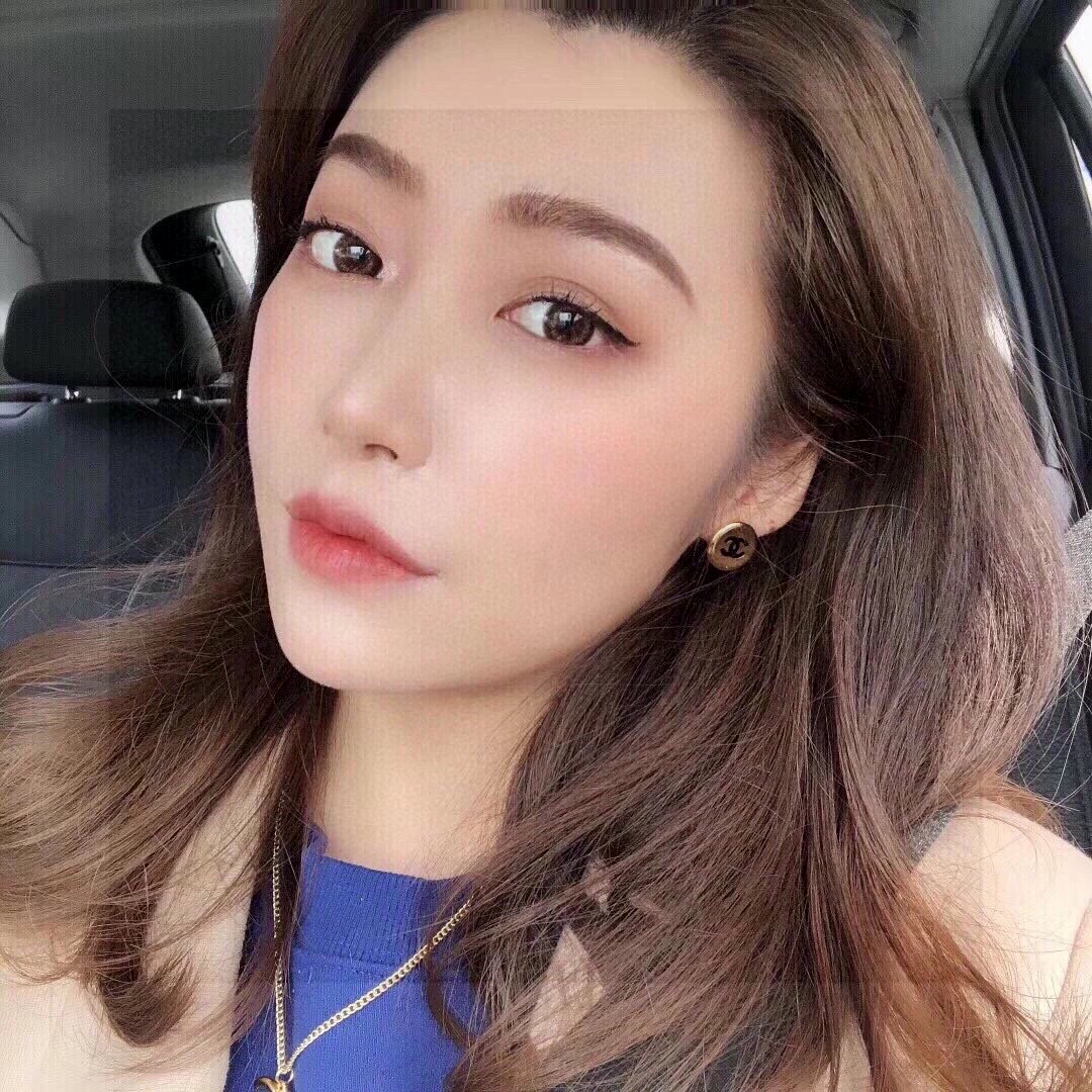 抢货啦CHANEL香奈儿豆豆纽扣新款耳钉款专柜黄铜可做衣扣袖口均可佩戴很清新一款耳环修饰脸型上身图特别优