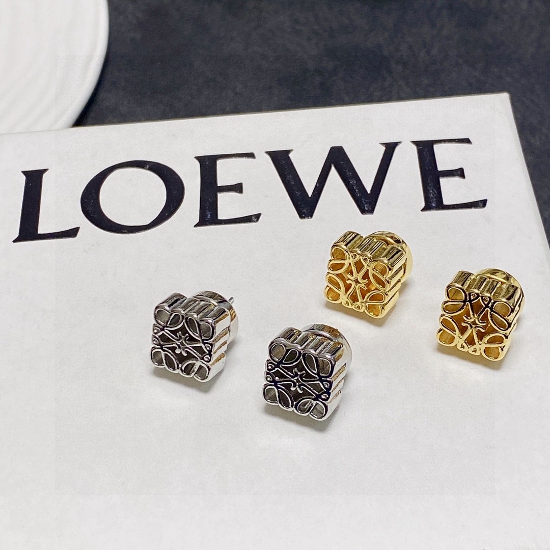 LOEWE菱形耳钉第一眼看到立马就喜欢上了L0EWE罗意威Anagram缠丝立体吊耳环以及一个带有LOE