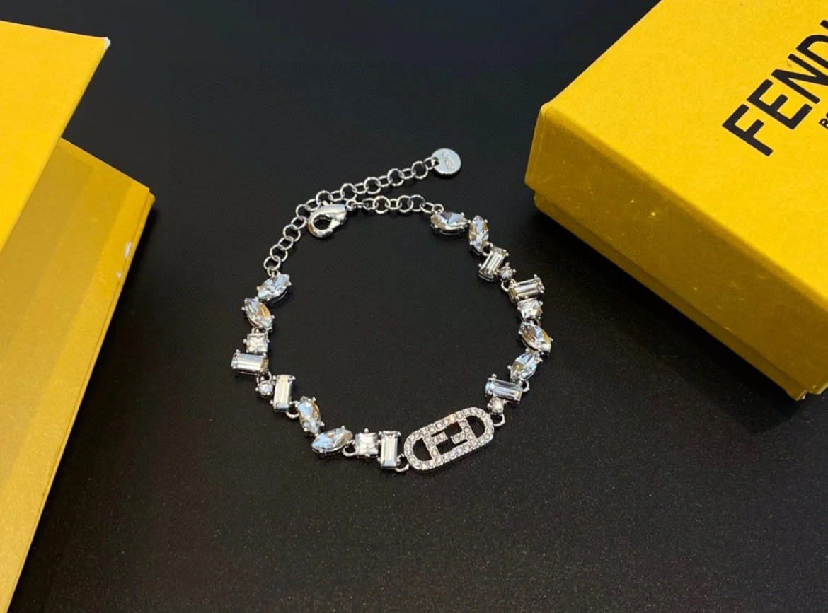 “New Fendi Collection: Luxury Accessories with a Smuggling Twist” - 图片 3