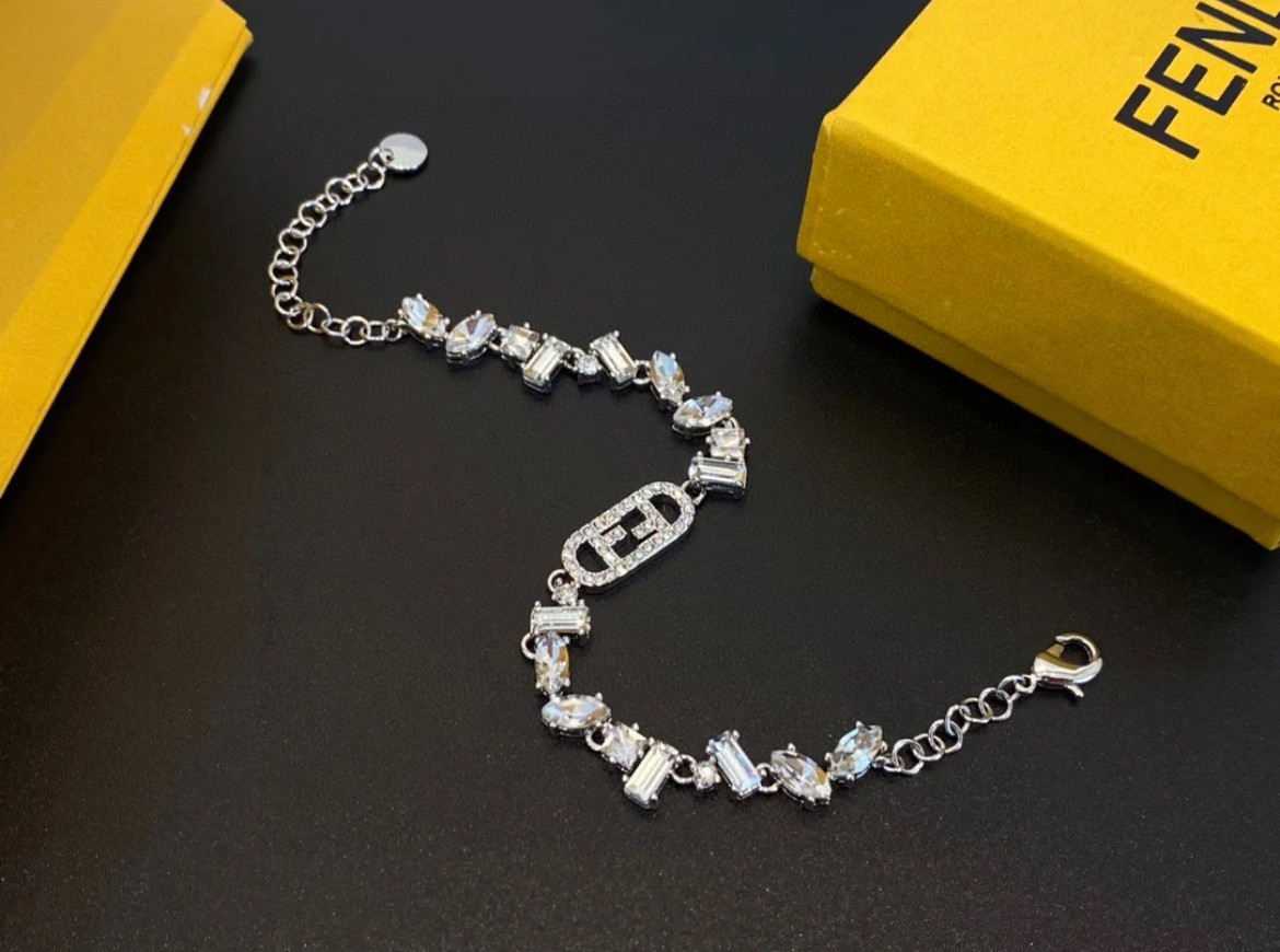 “New Fendi Collection: Luxury Accessories with a Smuggling Twist” - 图片 4