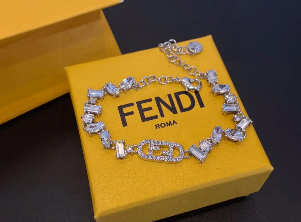“New Fendi Collection: Luxury Accessories with a Smuggling Twist” - 图片 5