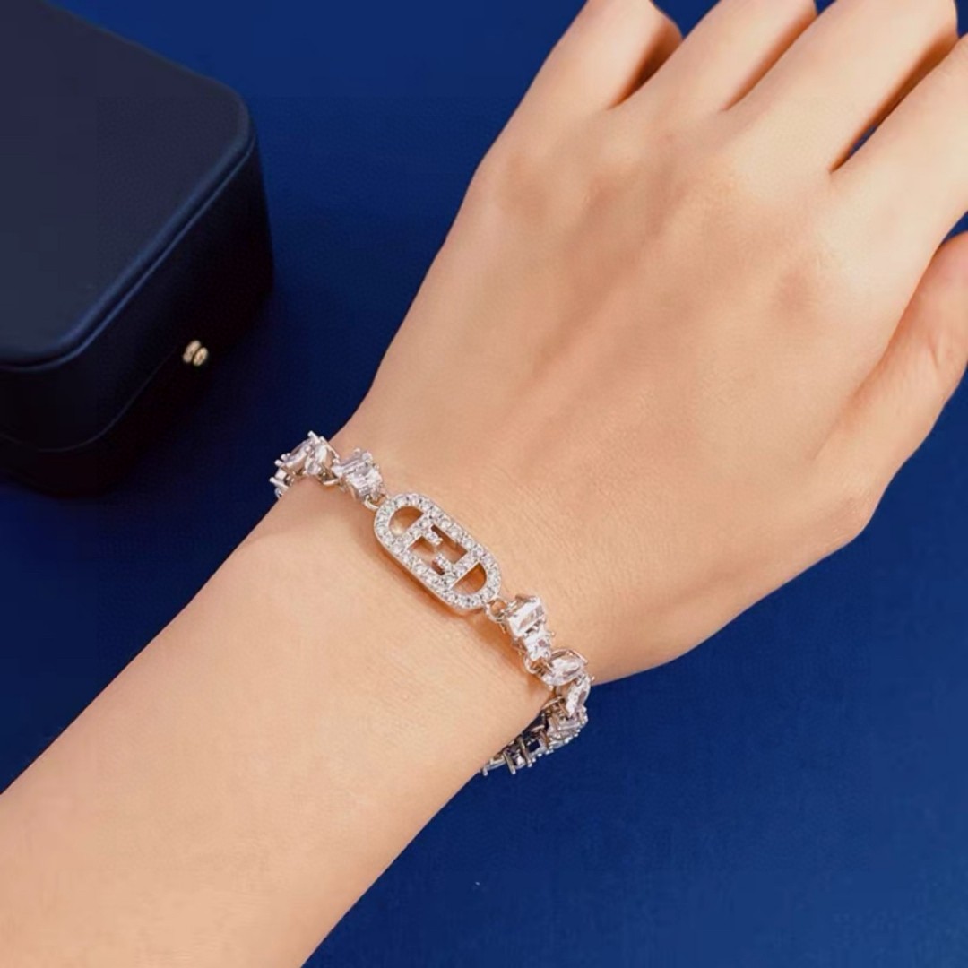 “New Fendi Collection: Luxury Accessories with a Smuggling Twist” - 图片 2