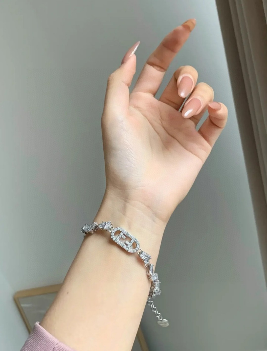 “New Fendi Collection: Luxury Accessories with a Smuggling Twist” - 图片 6