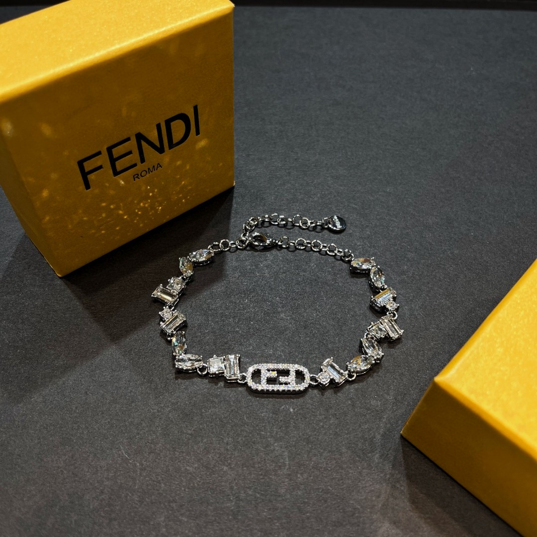 “New Fendi Collection: Luxury Accessories with a Smuggling Twist” - 图片 7