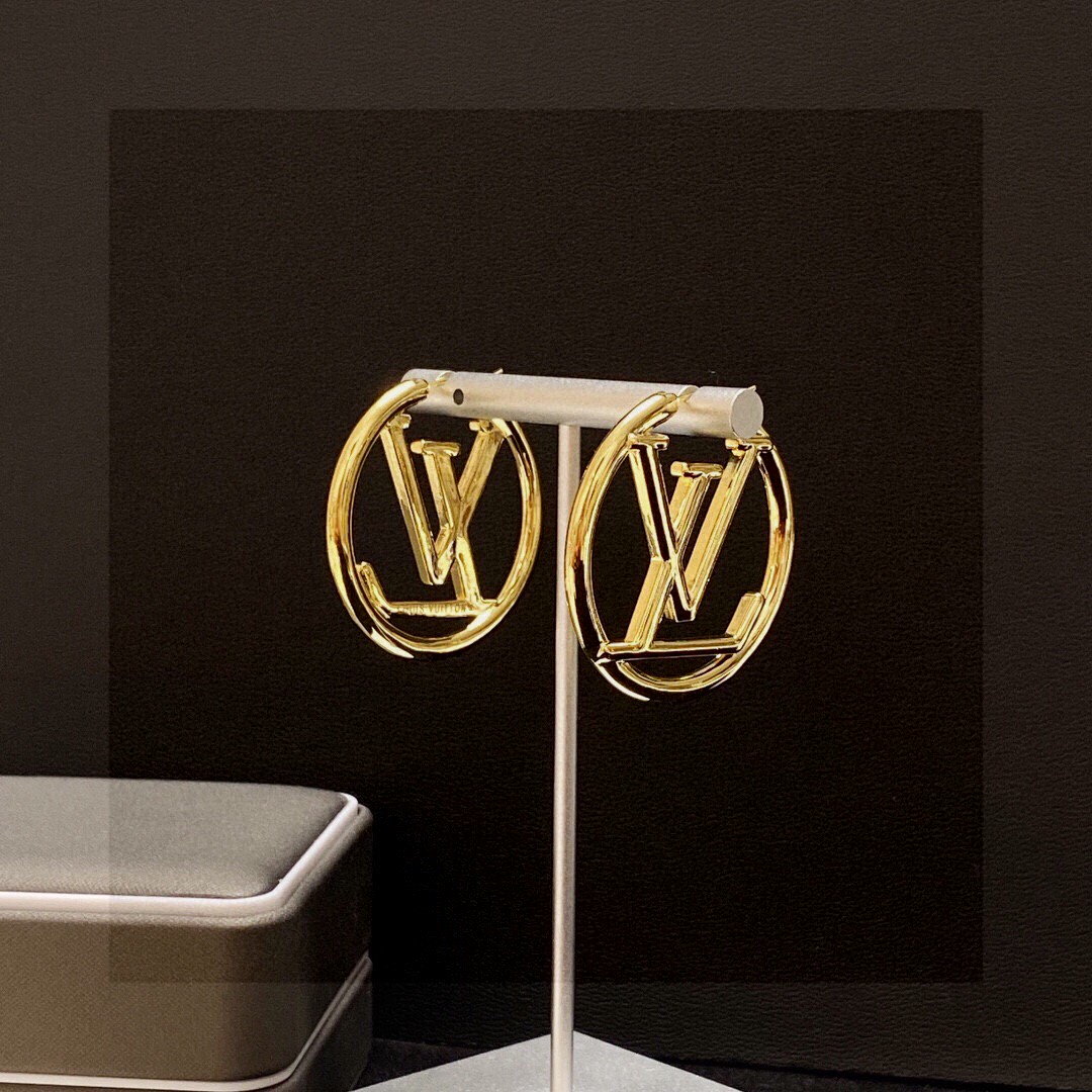 Lv 路易威登 2024年早春新品耳钉 复古 LV 字母耳环 超精工cnc工艺技术 上身美美哒 特别适合夏日搭配T恤 低调奢华有内涵 9