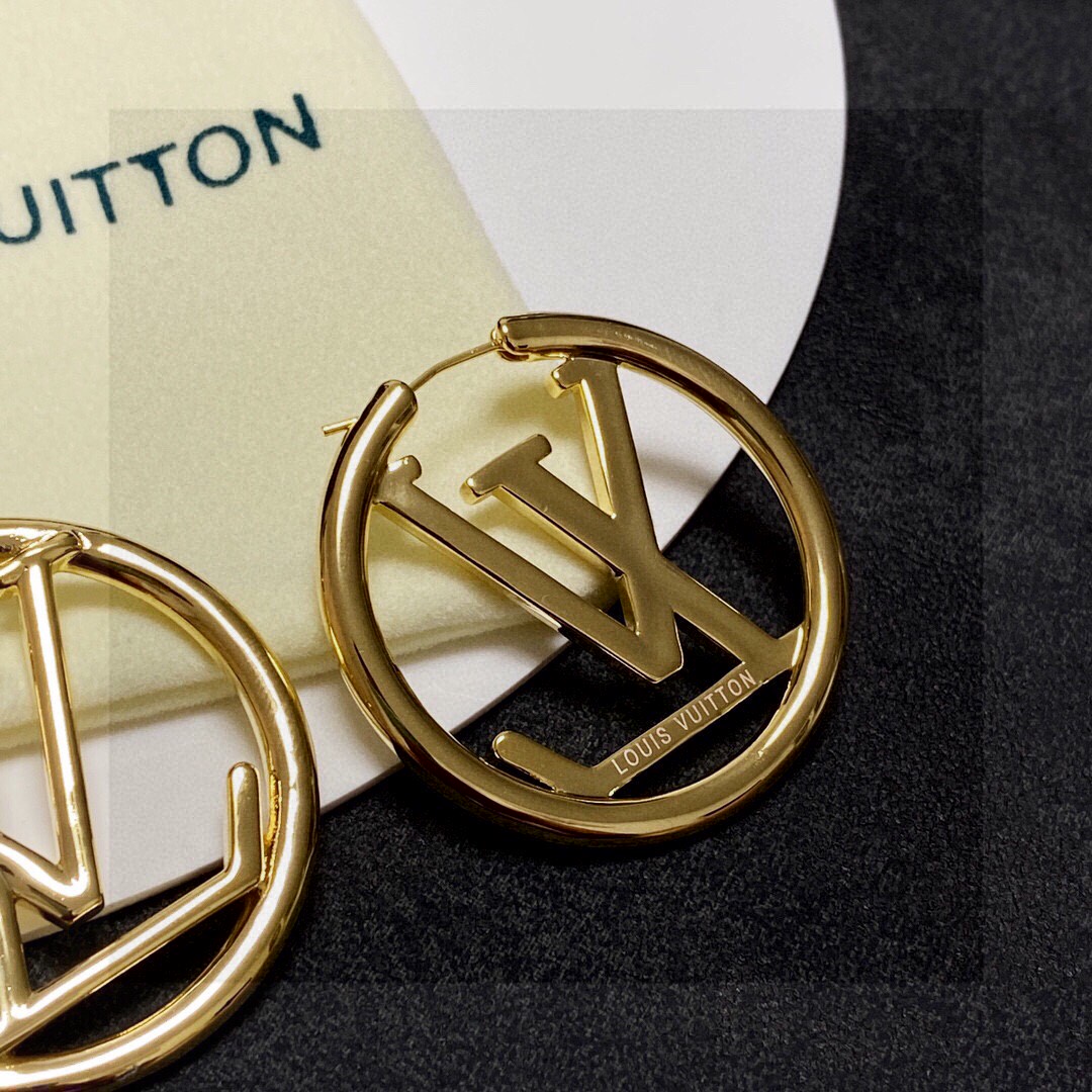 Lv 路易威登 2024年早春新品耳钉 复古 LV 字母耳环 超精工cnc工艺技术 上身美美哒 特别适合夏日搭配T恤 低调奢华有内涵 7