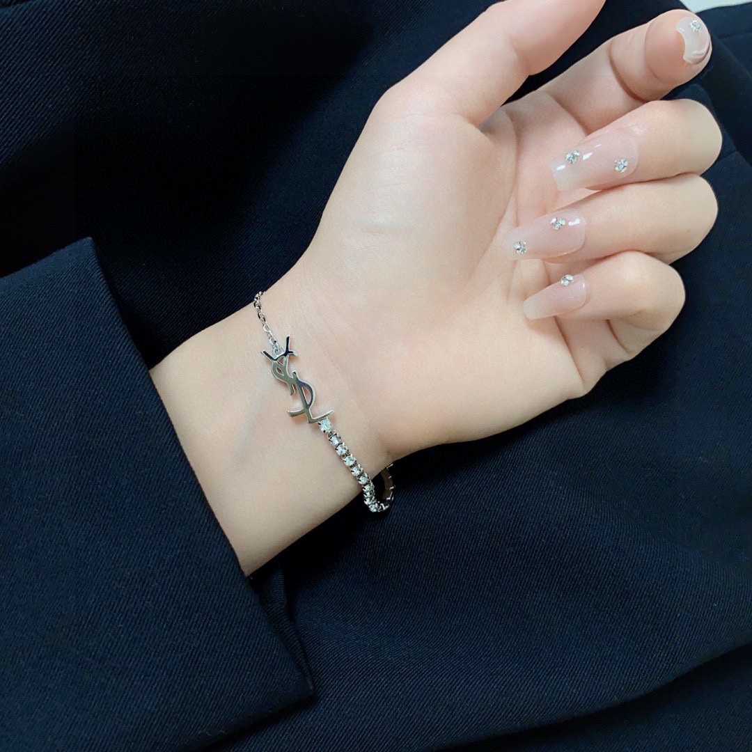 “Yves Saint Laurent: Luxury Fashion Brand Known for Elegant French Style and High Quality” - 图片 2