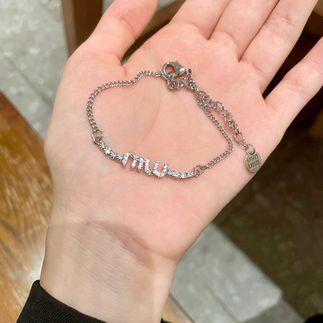 “¥275 Miu Miu Miu: Stylish Blingbling for Women” - 图片 4